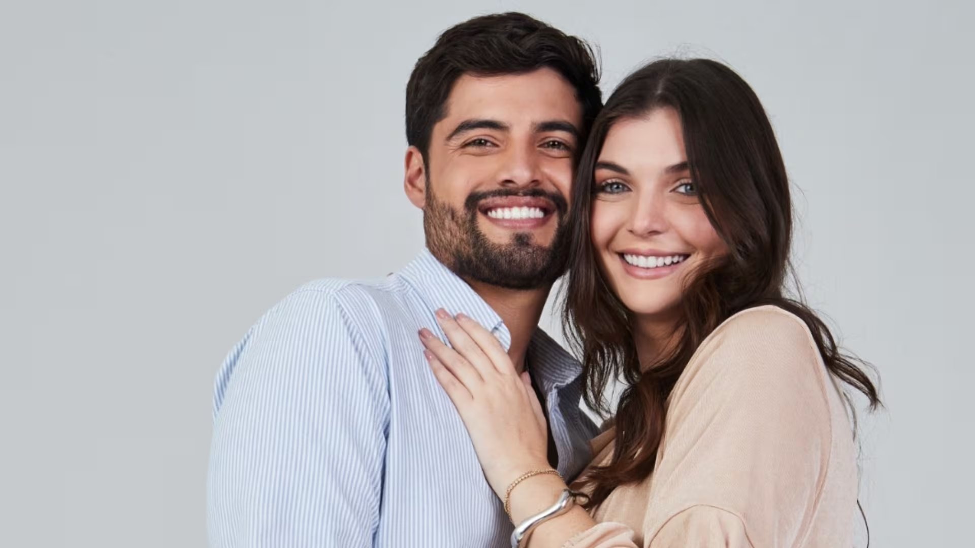 En la cinta, Yunis comparte una historia de romance y amistad con la influencer Miranda Capurro, explorando los desafíos de las relaciones modernas.