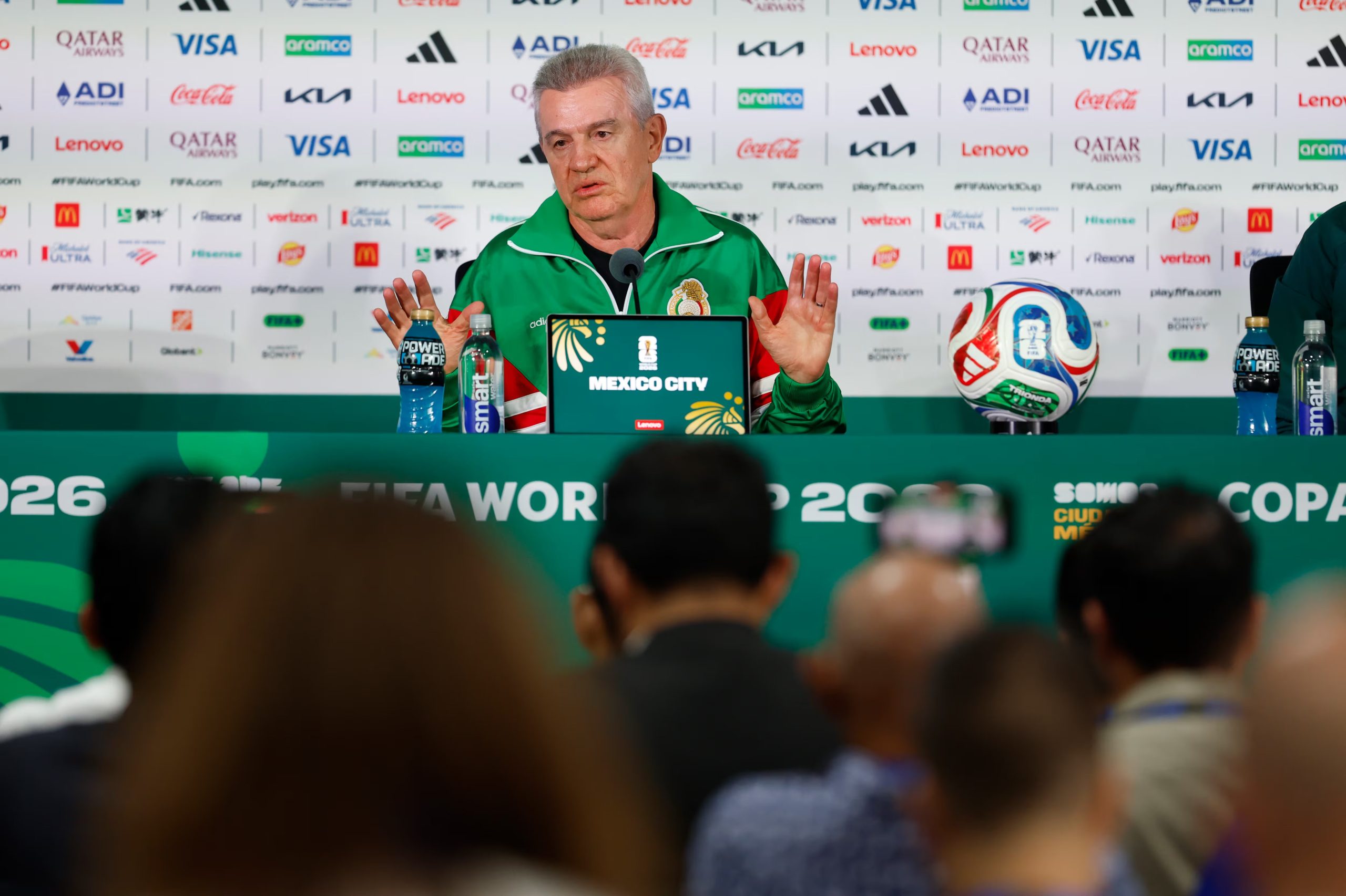 El seleccionador de México Javier Aguirre habla en una rueda de prensa este lunes, en Ciudad de México (México). EFE/ Sashenka Gutiérrez
