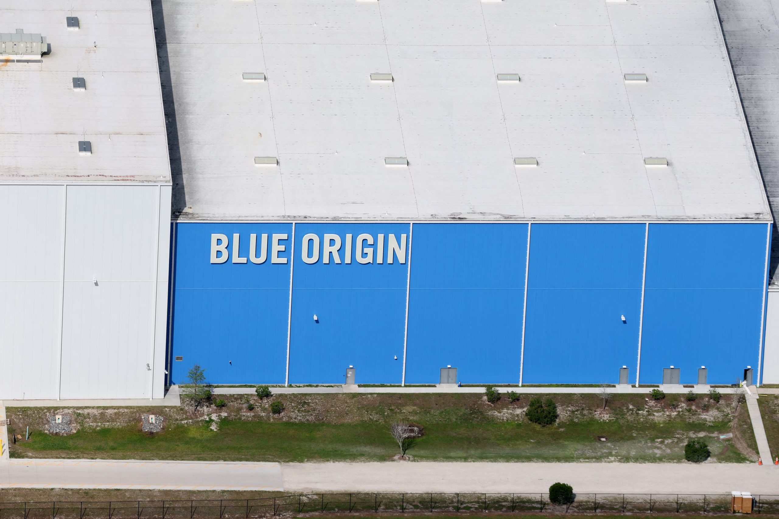 Blue Origin compite con SpaceX, la empresa de Elon Musk, que busca colonizar Marte. REUTERS/Brendan McDermid