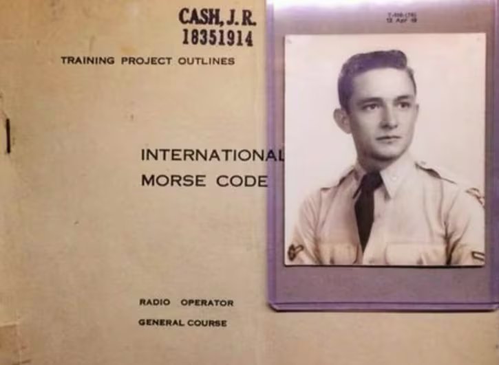 Johnny Cash cumplía el servicio militar en Alemania cuando escuchó transmisiones sobre la muerte de Stalin antes de alcanzar la fama en la música country (Infobae en Vivo)