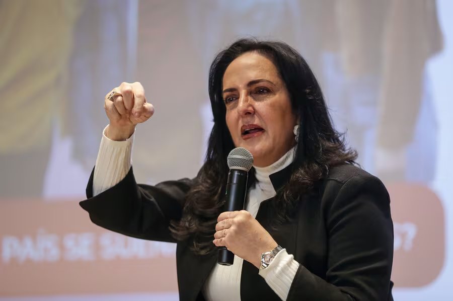 Rodrigo Lara fue designado como ministro del Interior - crédito @Rodrigo<em>Lara</em>/X» class=»aligncenter size-full» src=»https://kchcomunicacion.com/wp-content/uploads/2026/06/Jota-Pe-Hernandez-destaco-el-posible-nombramiento-1.jpg» style=»width:100%; height:auto; margin-bottom: 20px;»/></p>
<p>El rumor ha generado opiniones divididas. Mientras unos cuestionan la idoneidad de Cabal para el cargo, otros consideran que posee el perfil necesario para liderar las Fuerzas Militares y la Policía Nacional.</p>
<p><img decoding=
