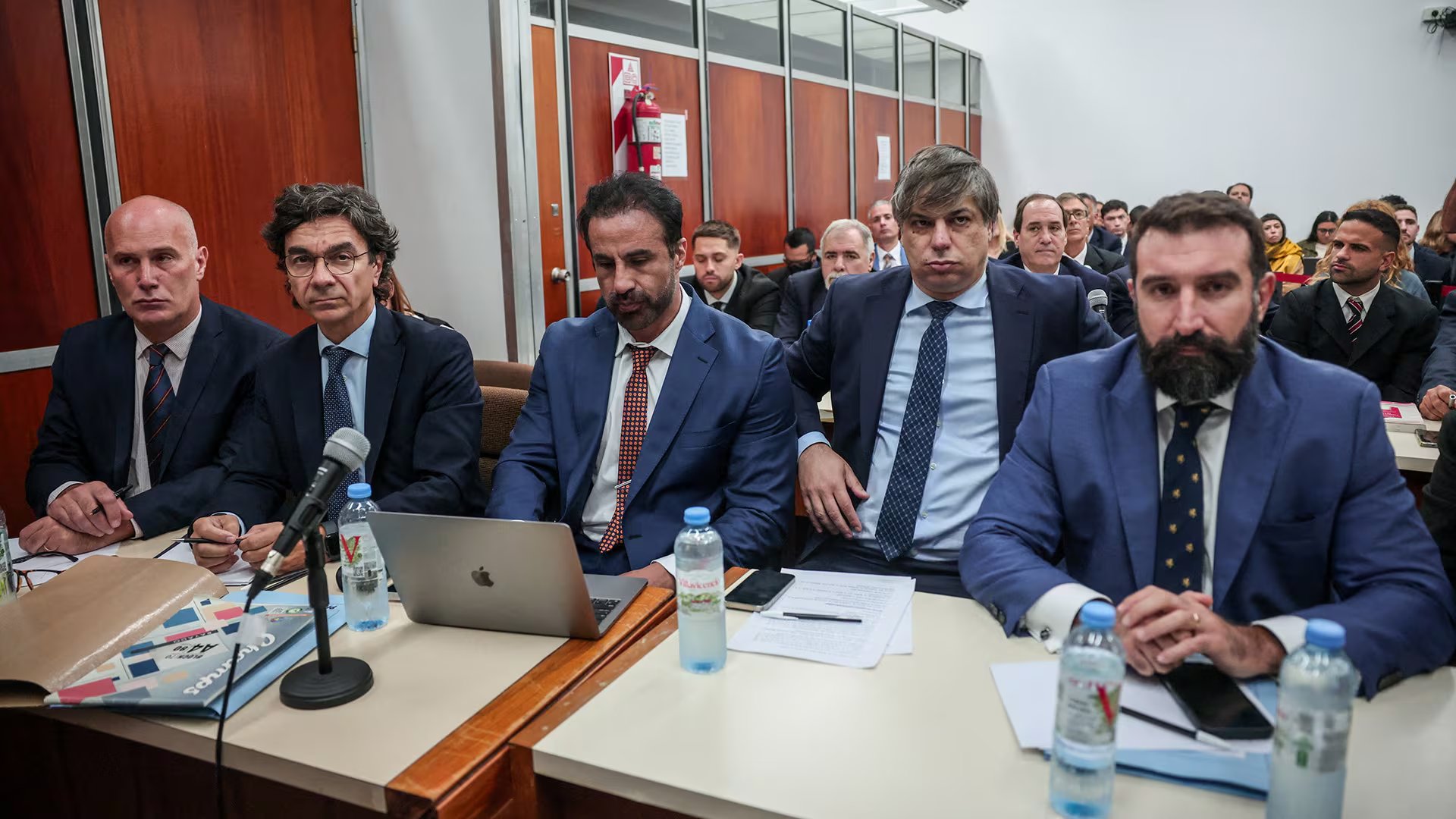 (Desde la derecha) Francisco Oneto y Roberto Rallín, abogados de Leopoldo Luque (Foto/Reuters/Cristina Sille)