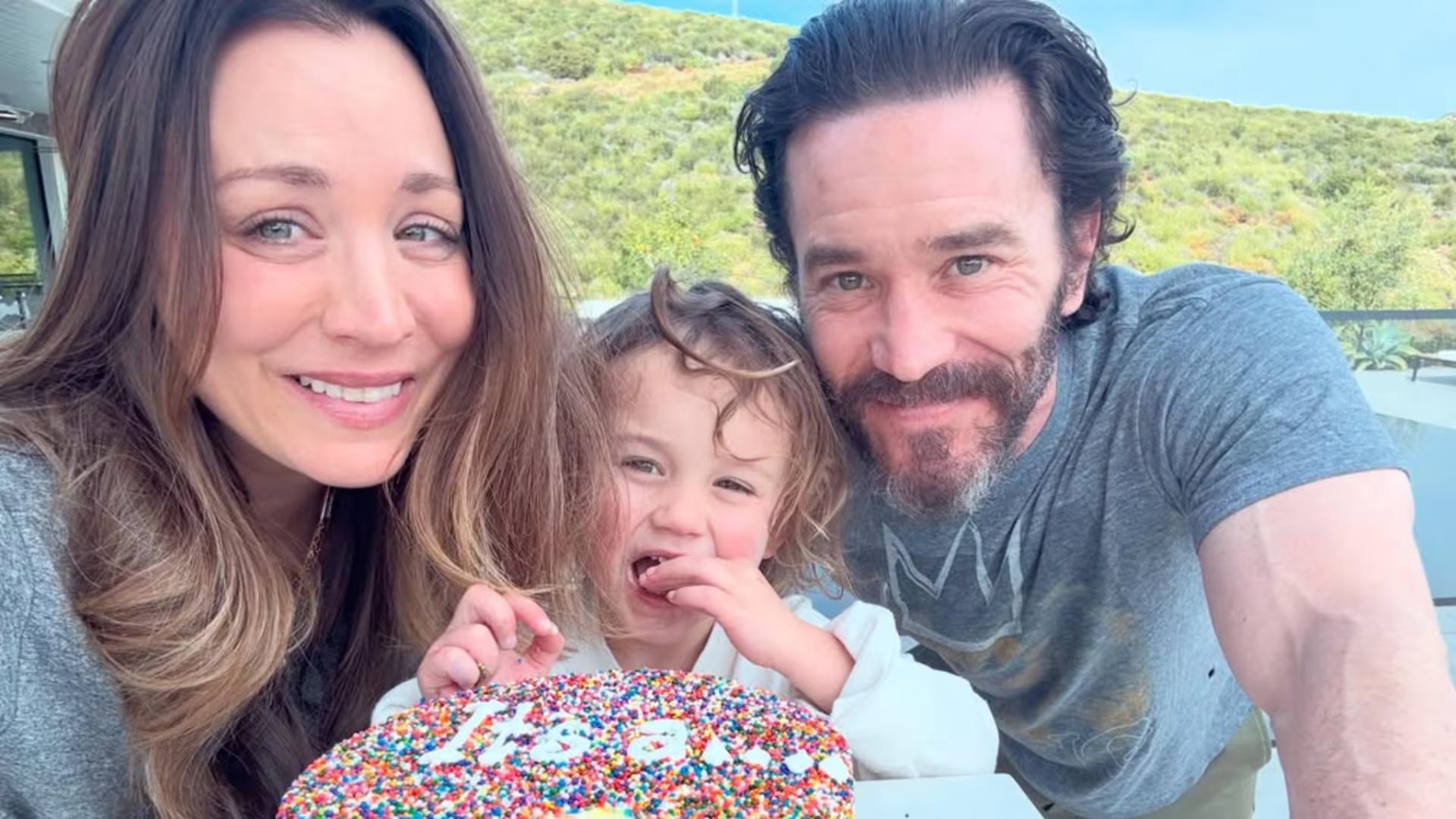 Un pastel con relleno rosado reveló que la estrella de The Big Bang Theory espera una niña junto a Tom Pelphrey.(Instagram)