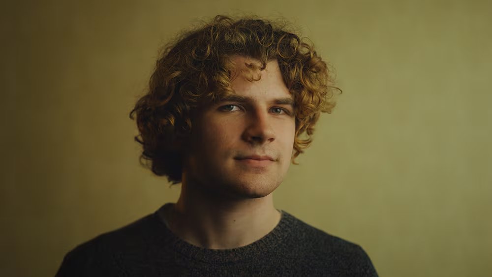 Sobre lo que hace que “Backrooms” sea tan aterradora: “Es estar al borde de poder asomarse a la vuelta de la esquina”, dijo Parsons, “y hay otra esquina más allá” (Imagen de Jeremy Cox)