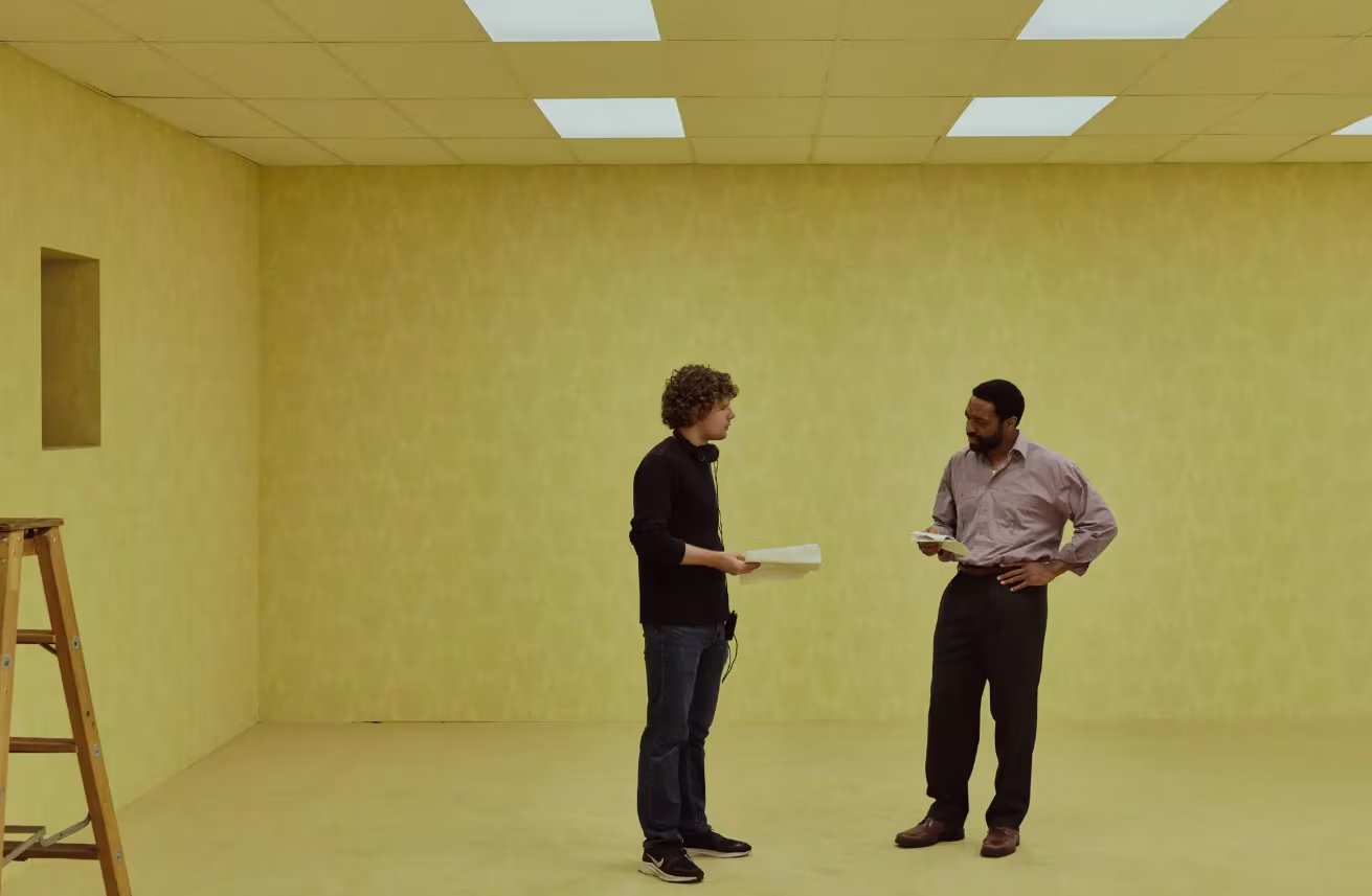Parsons en el set de “Backrooms” con uno de los protagonistas de la película, Chiwetel Ejiofor (Asterios Moutsokapas/A24)