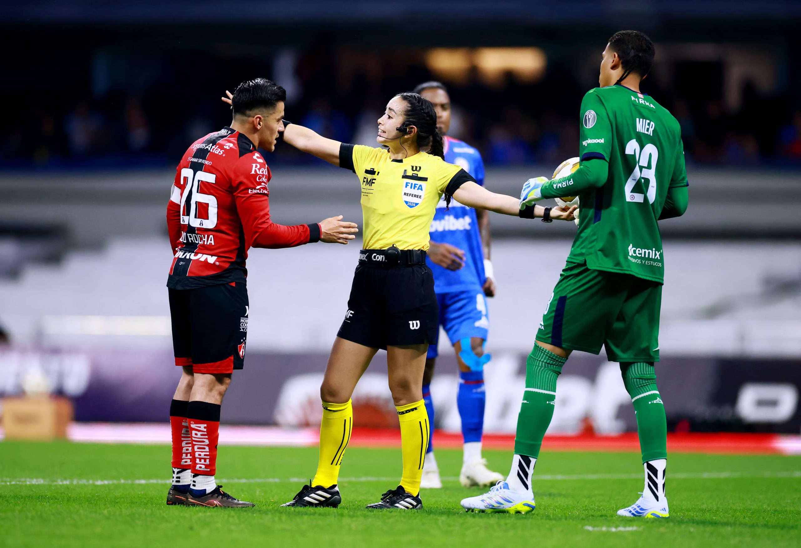 La silbante comenzó su trayectoria en la Liga Mx Femenil. (REUTERS/Eloisa Sanchez)