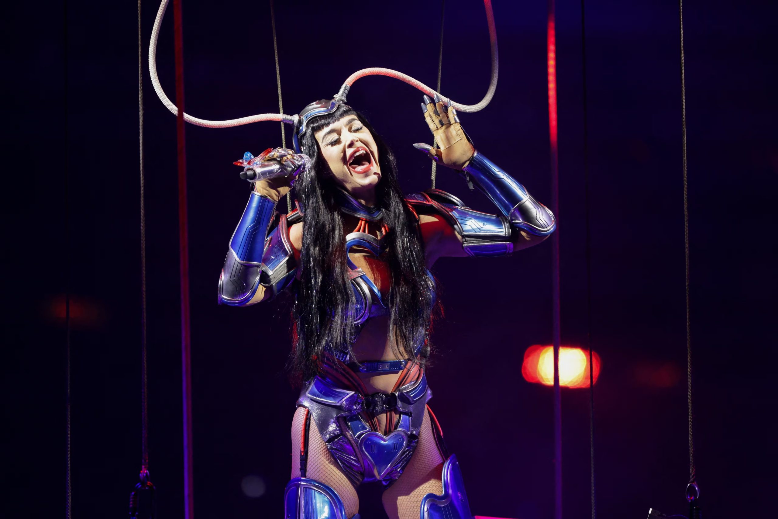 La cantante presentó en directo “Watch It Burn”, su nuevo sencillo previsto para el 25 de junio, durante un recital de más de hora y media (REUTERS/Mario Anzuoni)