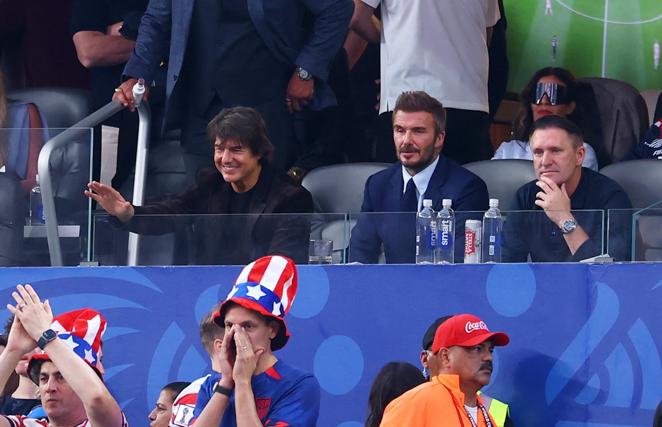 Tom Cruise, David Beckham y Robbie Keane en el estadio durante la ceremonia inaugural. (REUTERS/Matthew Childs)