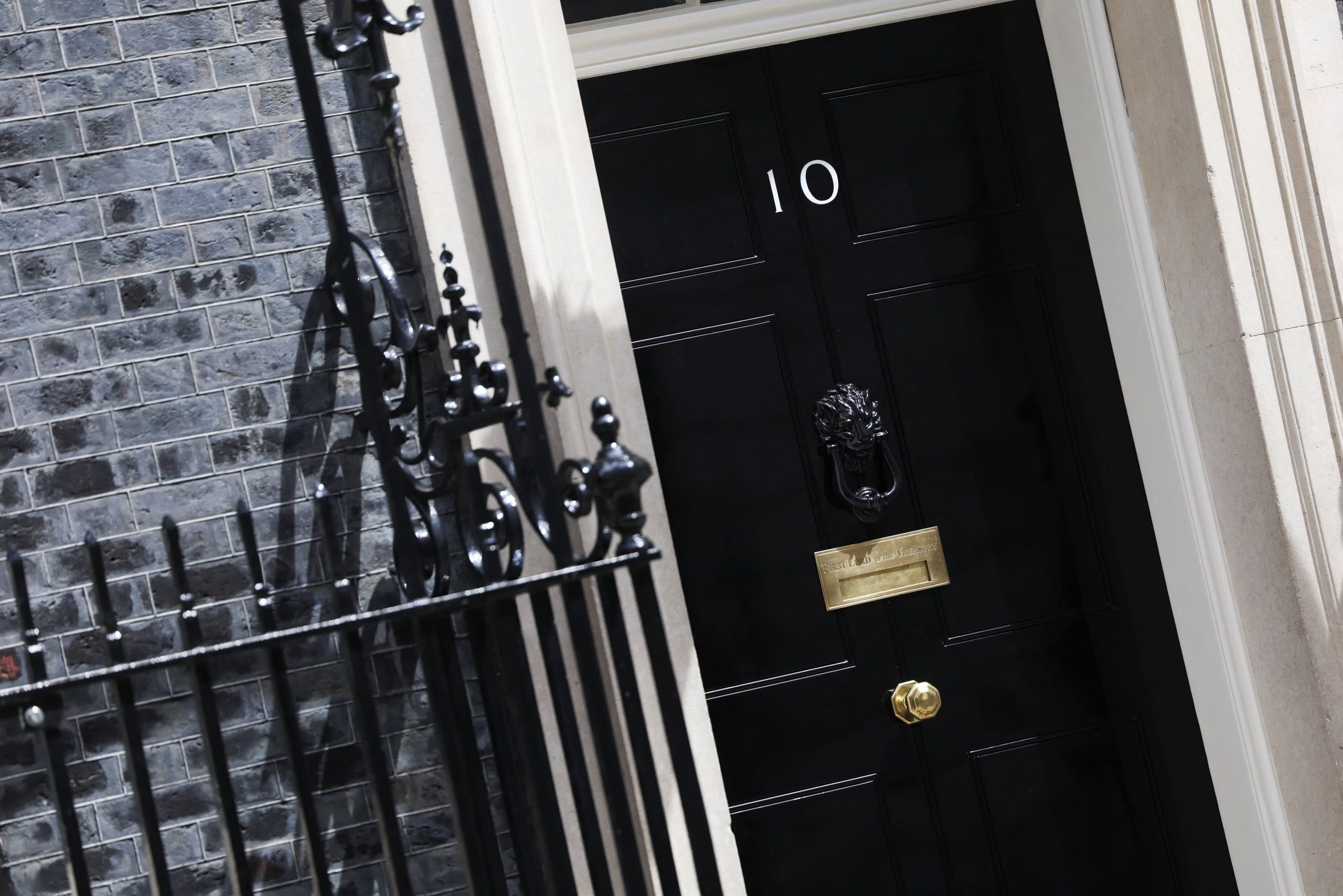 La fachada de Downing Street, en Londres, luego de que Keir Starmer prometiera resistir cualquier intento de destituirlo tras la contundente victoria de Andy Burnham en la elección parcial de Makerfield (REUTERS/Toby Shepheard).