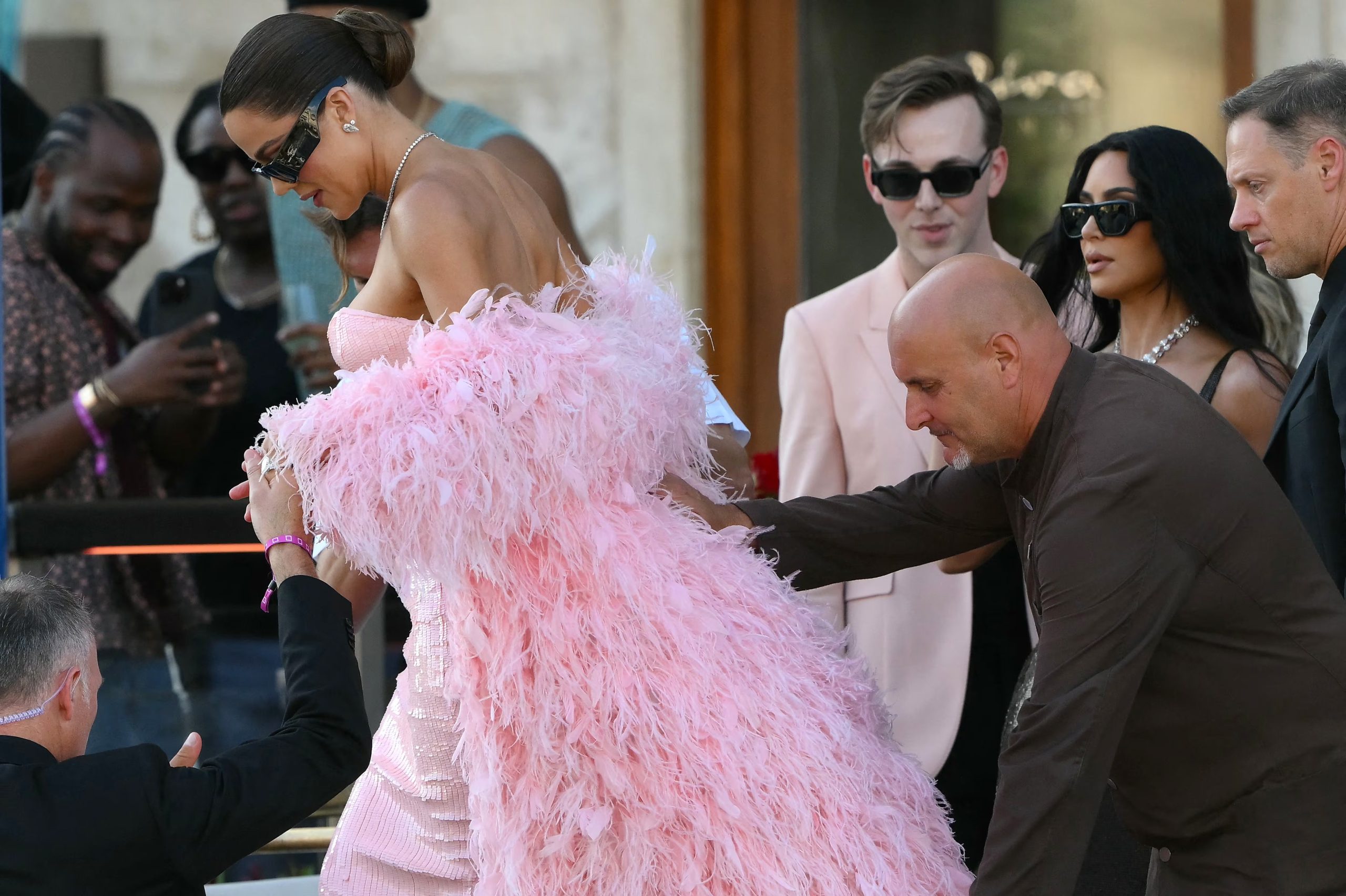 El impactante vestido largo rosa pastel con capa de plumas que usó en la boda de Kourtney Kardashian en Portofino, Italia (Marco BERTORELLO / AFP)