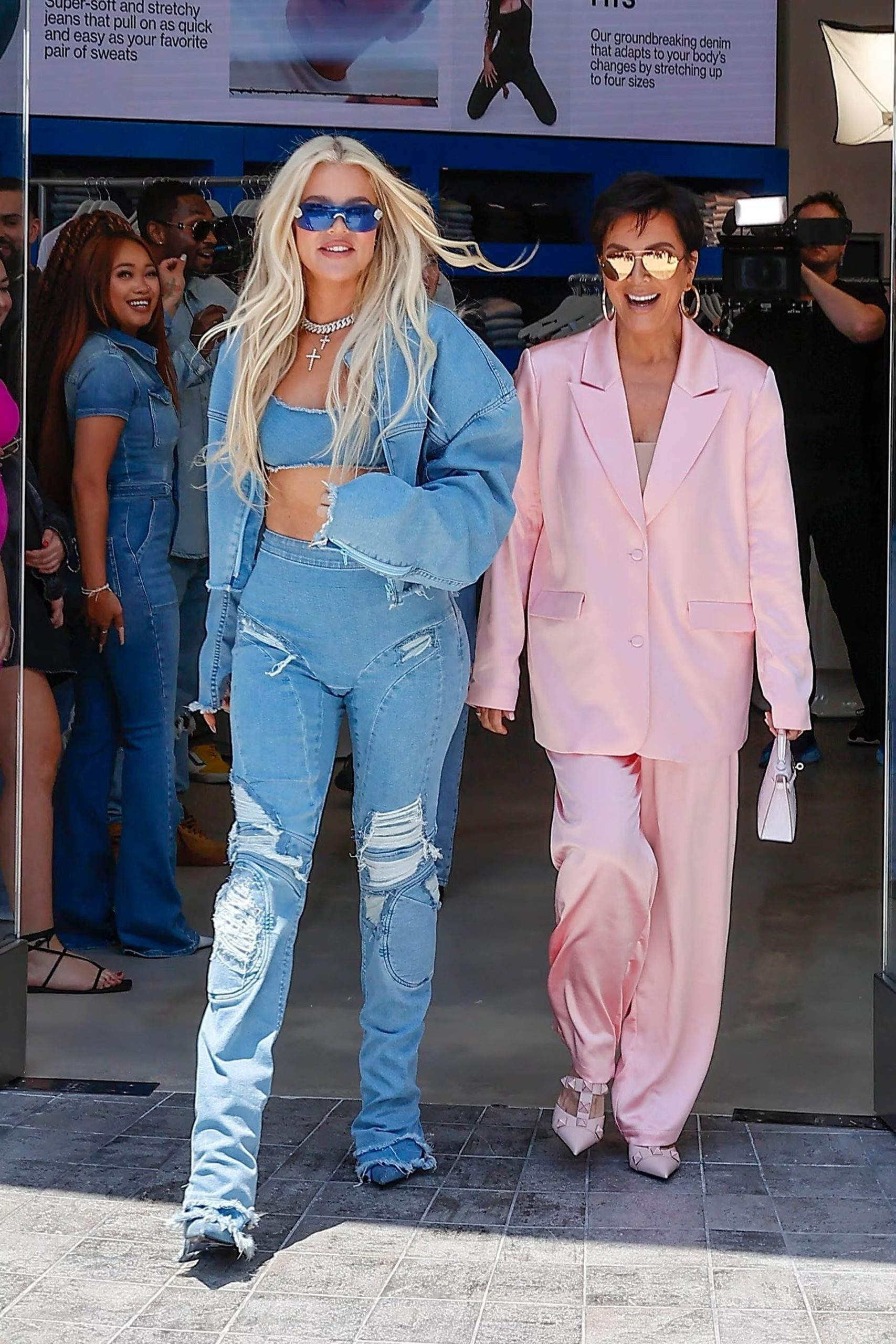 Khloé Kardashian luciendo un total denim azul claro con chaqueta oversize (Backgrid/The Grosby Group)