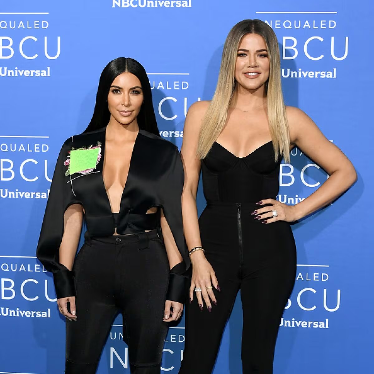 Sobre la alfombra azul de NBC Universal Upfront, eligió un mono negro ajustado con tirantes y corsé estructurado