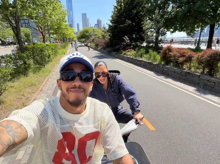 El piloto británico grabó un video mientras recorría una ciclovía de Nueva York (Instagram)