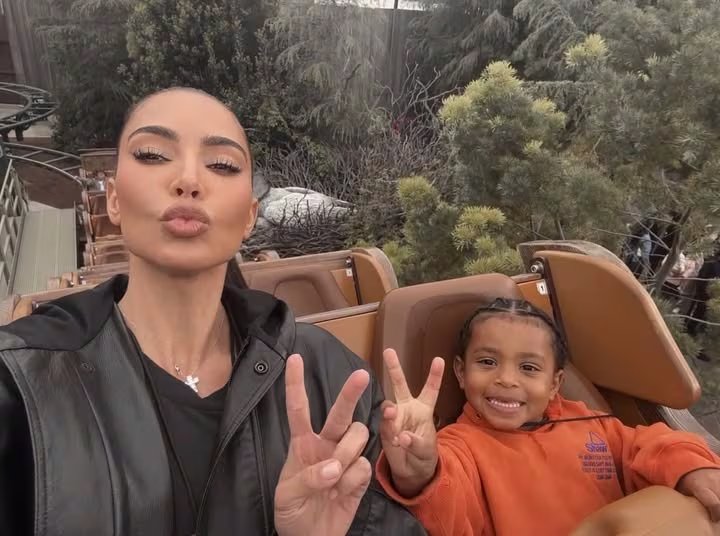 La publicación ofreció a los seguidores un vistazo a varios momentos recientes de la vida personal de Kardashian. (Instagram)