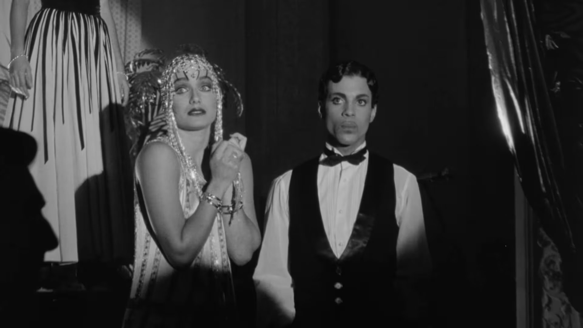 La actriz definió como horrible su debut en Bajo la luna de cereza y describió el rodaje con Prince como una experiencia extraña marcada por la fama (YouTube: Trailer World)