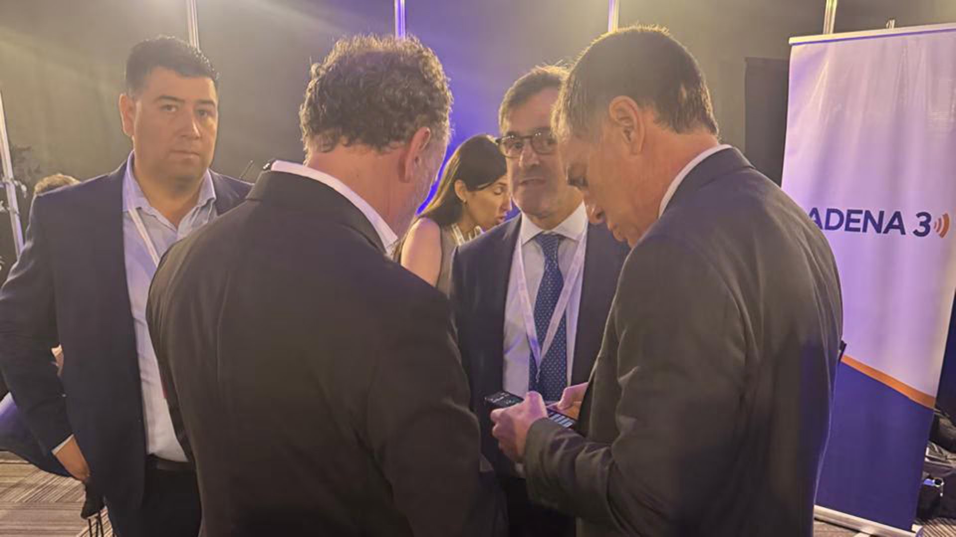 Diego Santilli se cruzó en la conferencia industrial de la UIA con el cotitular de la CGT Cristian Jerónimo (a la izquierda)