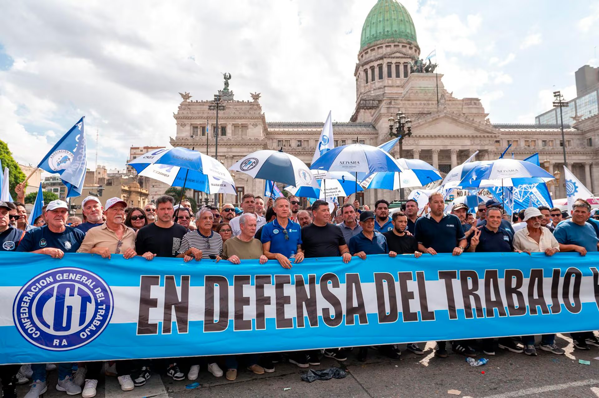 Una de las marchas de la CGT ante el Congreso para rechazar la reforma laboral del Gobierno