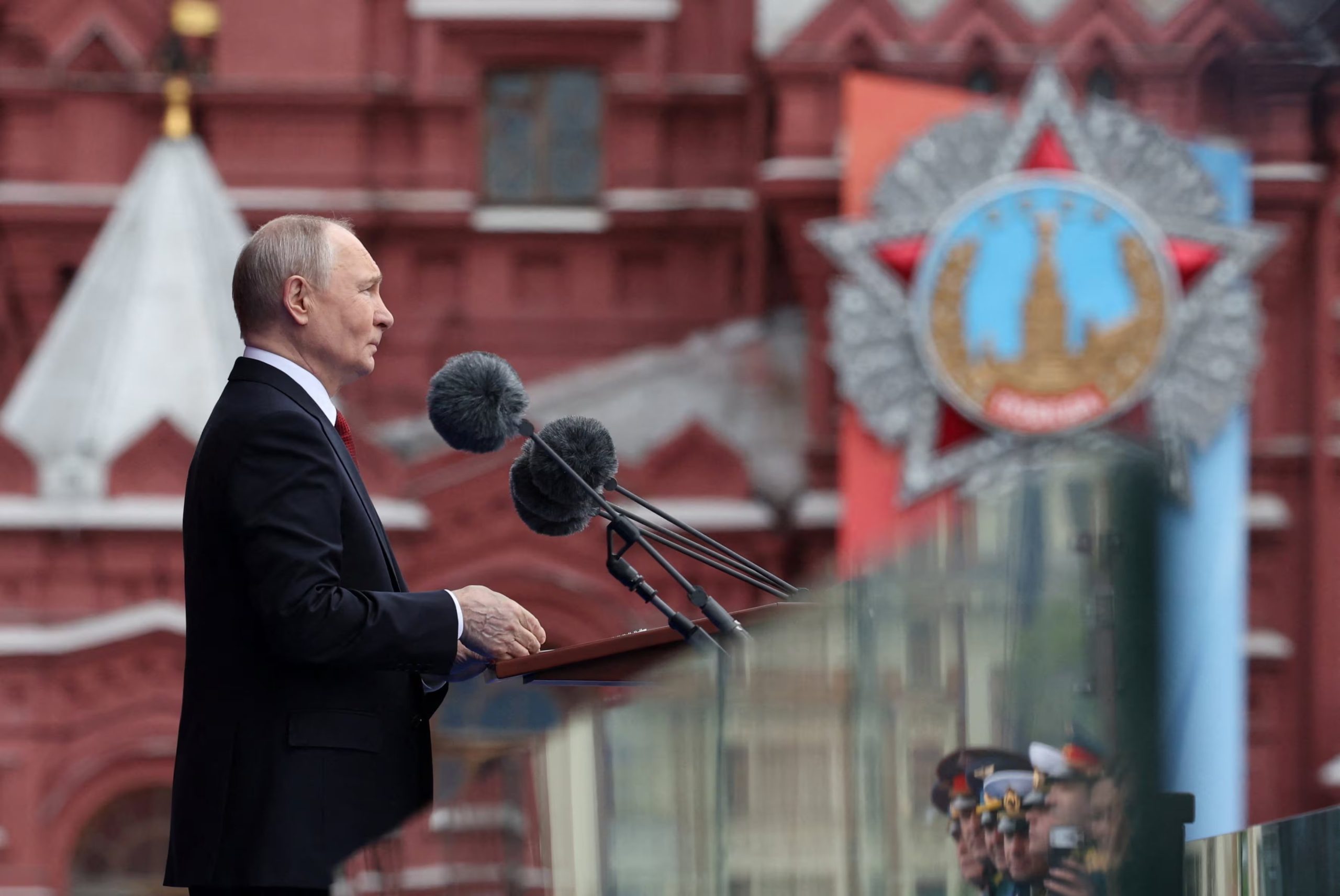 El presidente ruso, Vladímir Putin, pronuncia un discurso durante un desfile militar con motivo del Día de la Victoria, que conmemora el 81.º aniversario de la victoria sobre la Alemania nazi en la Segunda Guerra Mundial, en la Plaza Roja, en el centro de Moscú (Rusia), el 9 de mayo de 2026 (Reuters)