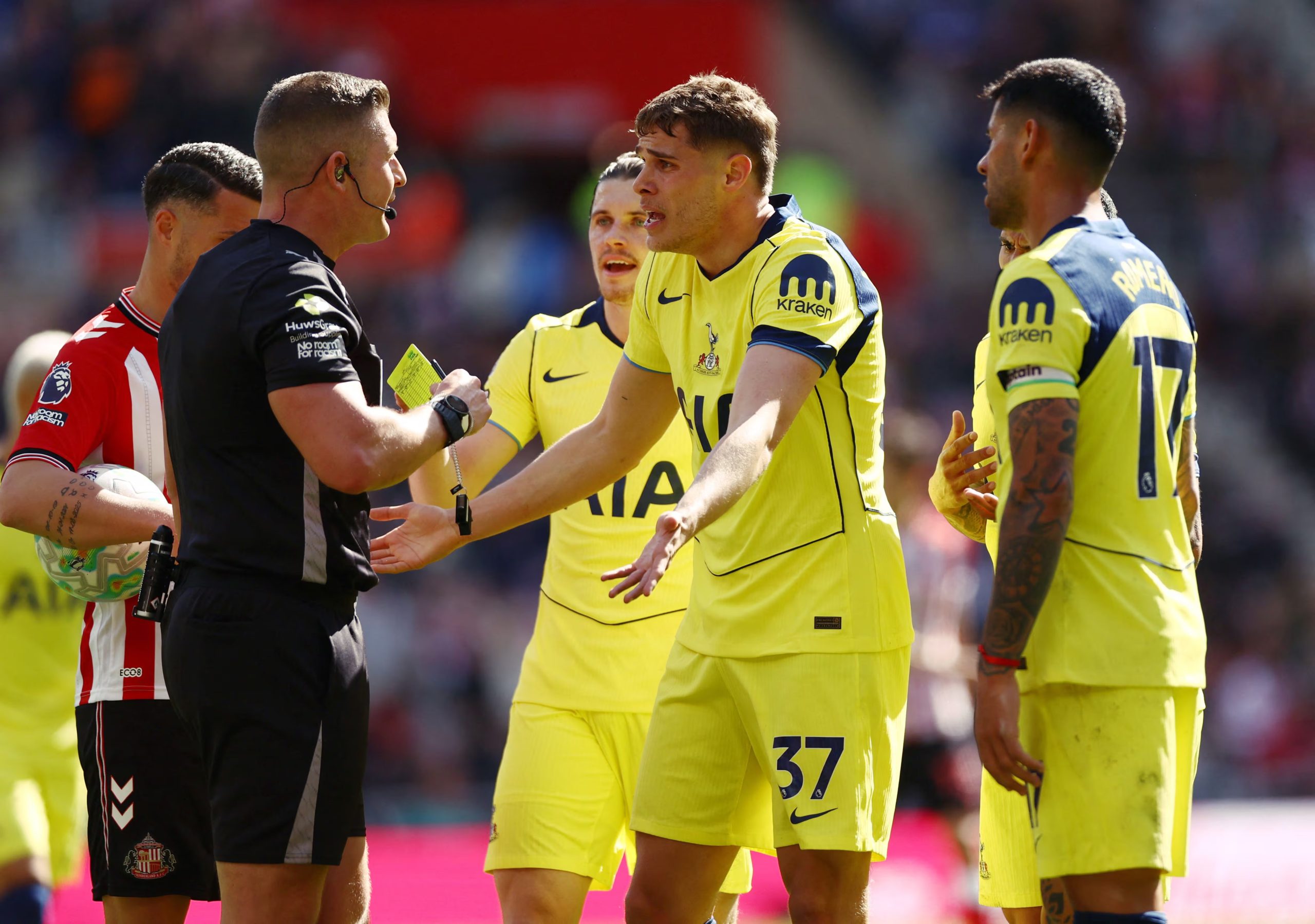 El spot fixing consiste en manipular acciones puntuales durante partidos de fútbol, como tarjetas o saques, para influir en apuestas específicas (Reuters/Lee Smith EDITORIAL USE ONLY)