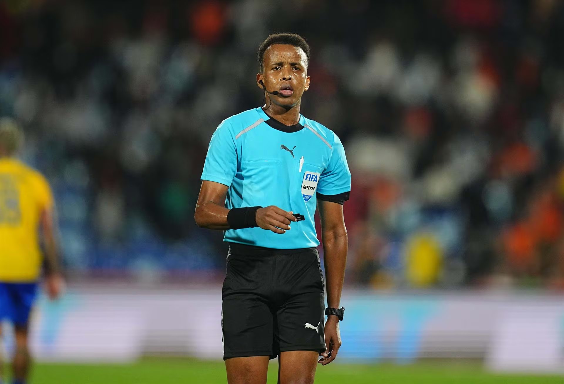 El somalí Omar Artan dirigirá la final de la Supercopa de Europa entre el PSG y el Aston Villa, tras ser expulsado del Mundial 2026 - crédito Europa Press