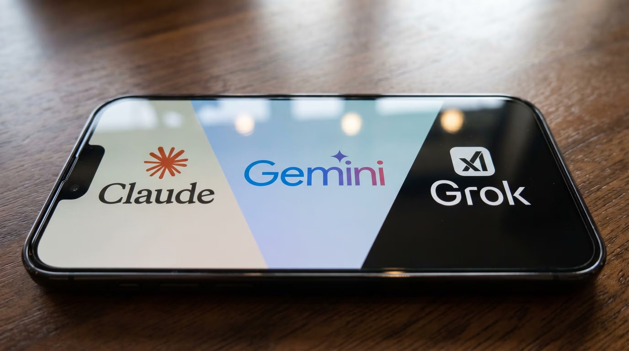 El desempeño de Grok, Gemini y Claude en comunidades simuladas sugiere que la exposición a flujos no filtrados y la falta de barreras afectan la estabilidad, mientras protocolos más estrictos sostienen reglas y convivencia - (Imagen Ilustrativa Infobae)