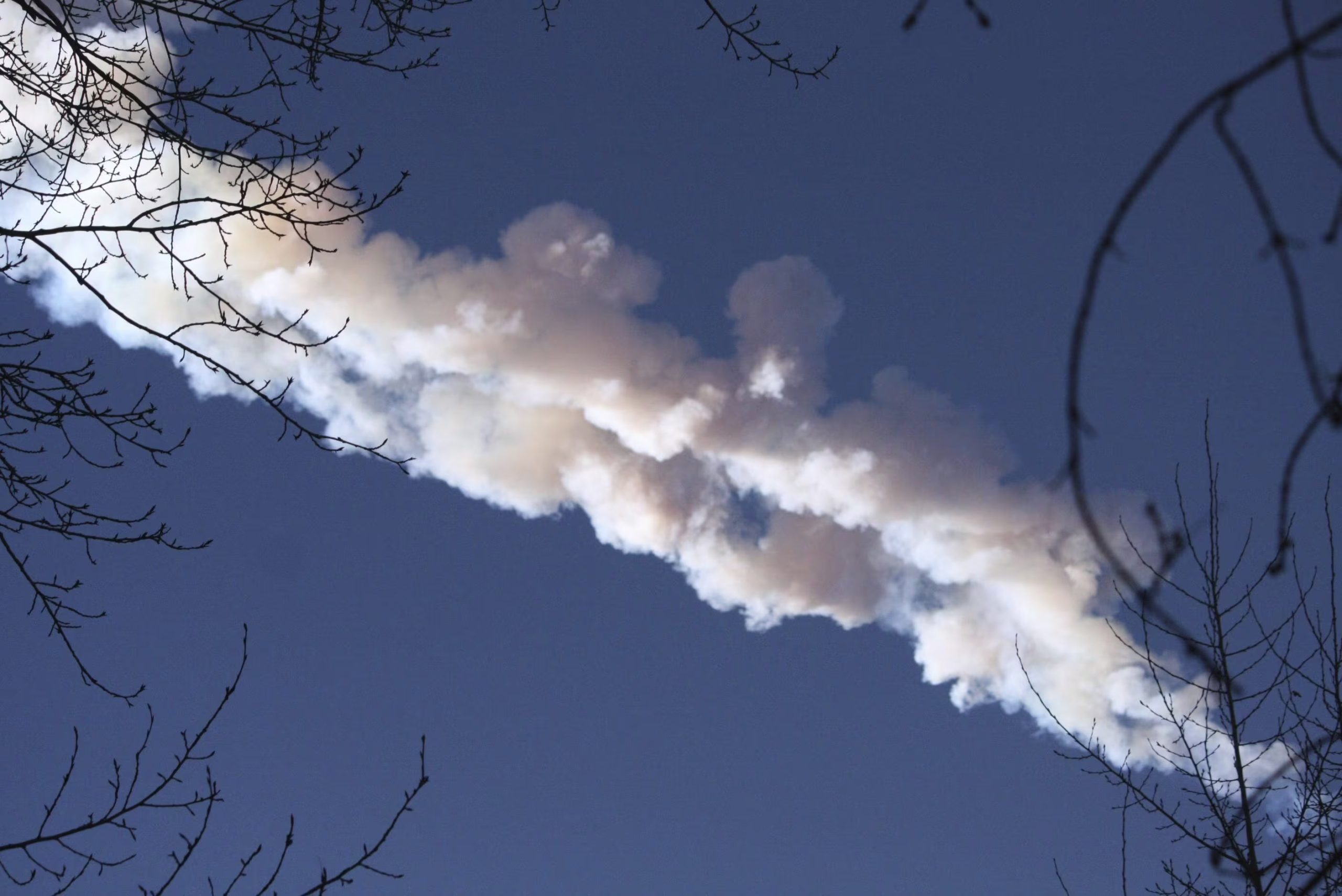 La explosión atmosférica provocada por el meteoro se sintió hasta 400 kilómetros de distancia, según registros de la NASA y testimonios de la región (EFE/Vyacheslav Nikulin)
