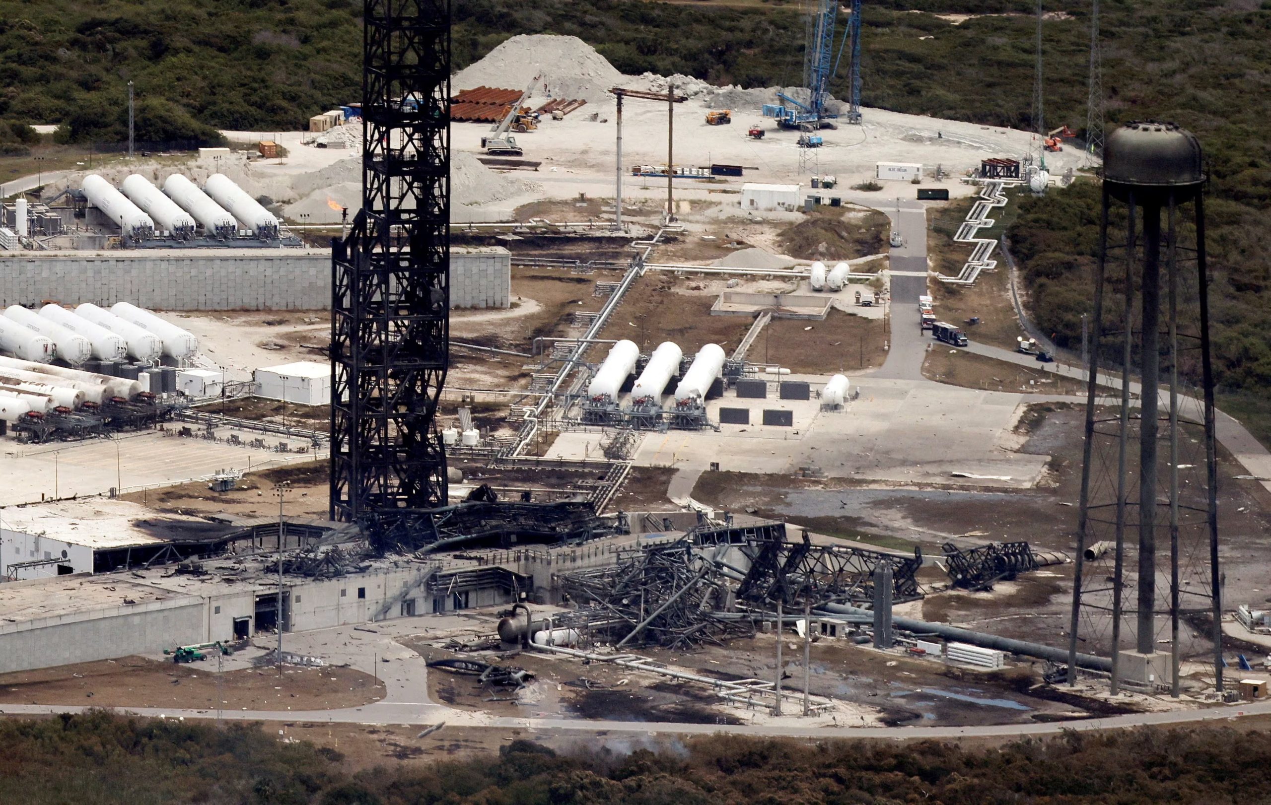Tras la explosión, la reconstrucción de la plataforma llevará tiempo y la NASA enfrenta la presión de mantener el calendario del programa Artemis (REUTERS/Joe Skipper)