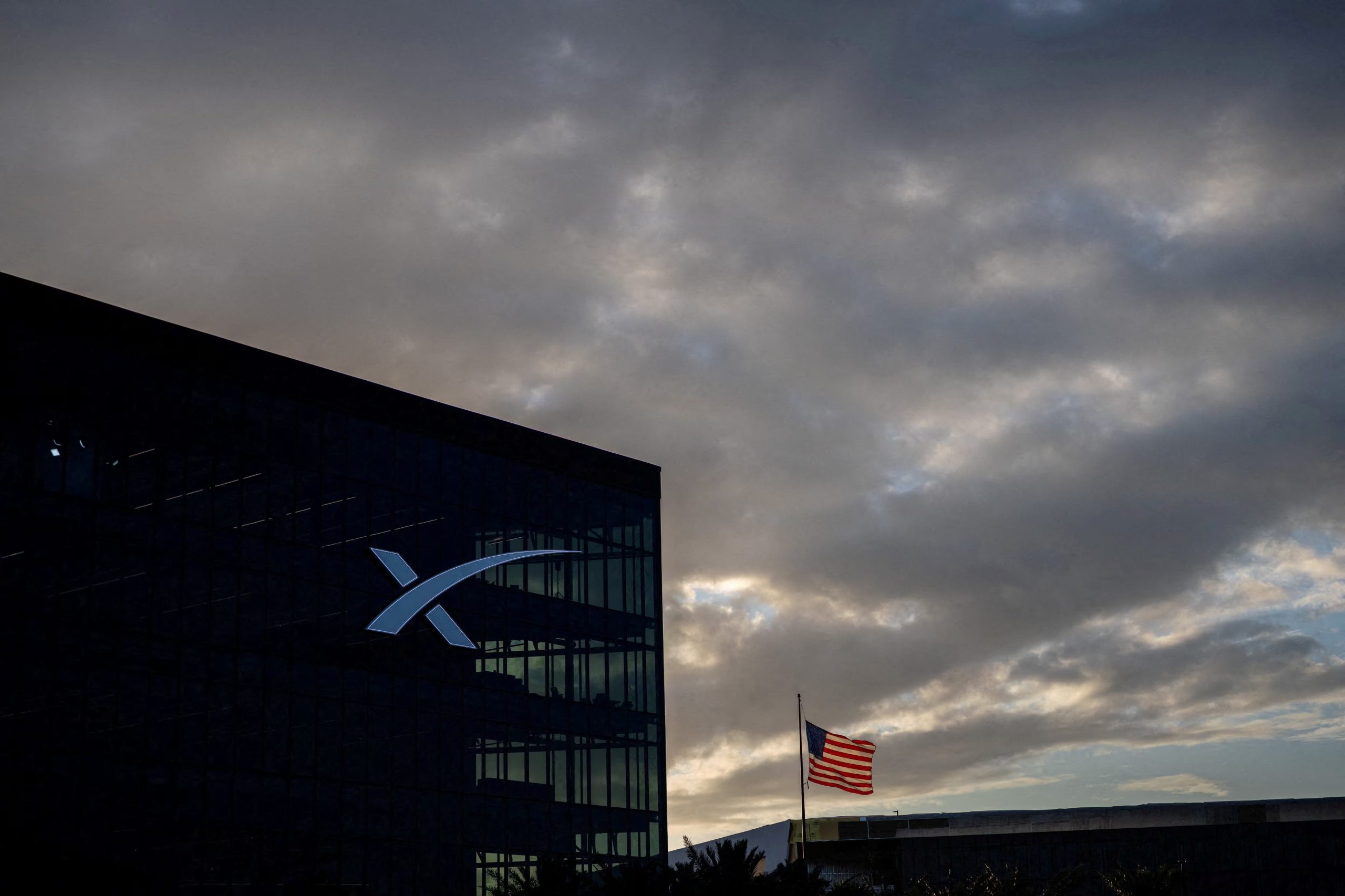 La NASA busca alternativas para el lanzamiento del alunizador Blue Moon Mark 1, mientras SpaceX refuerza su liderazgo con la nave Starship (REUTERS/Carlos Barria)