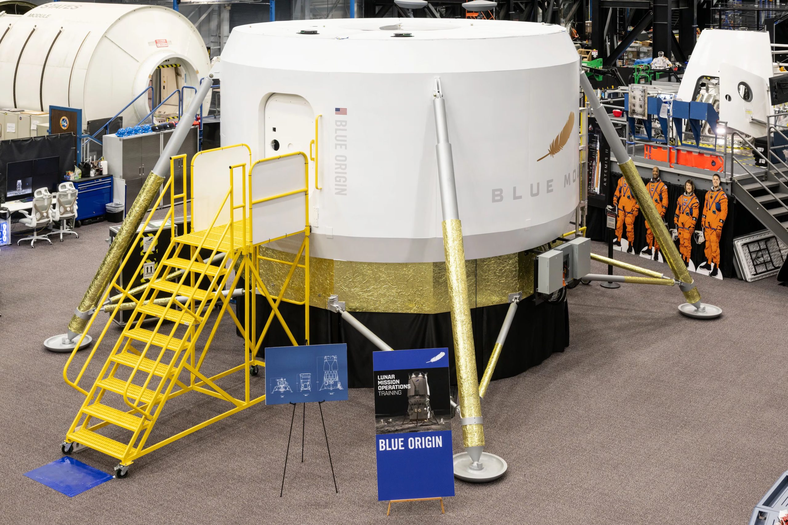 Un prototipo a escala real de la cabina de la tripulación del módulo de aterrizaje Blue Moon Mark 2 de Blue Origin (EFE/NASA)