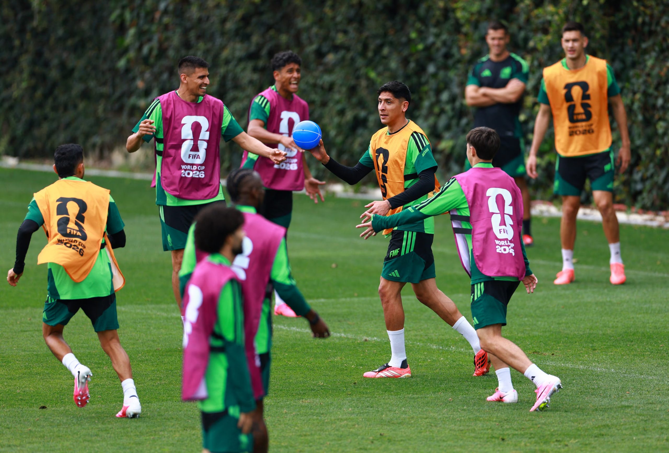 Javier Aguirre habría ajustado la alineación, con Edson Álvarez como central y la opción de Gilberto Mora como titular. REUTERS/Raquel Cunha