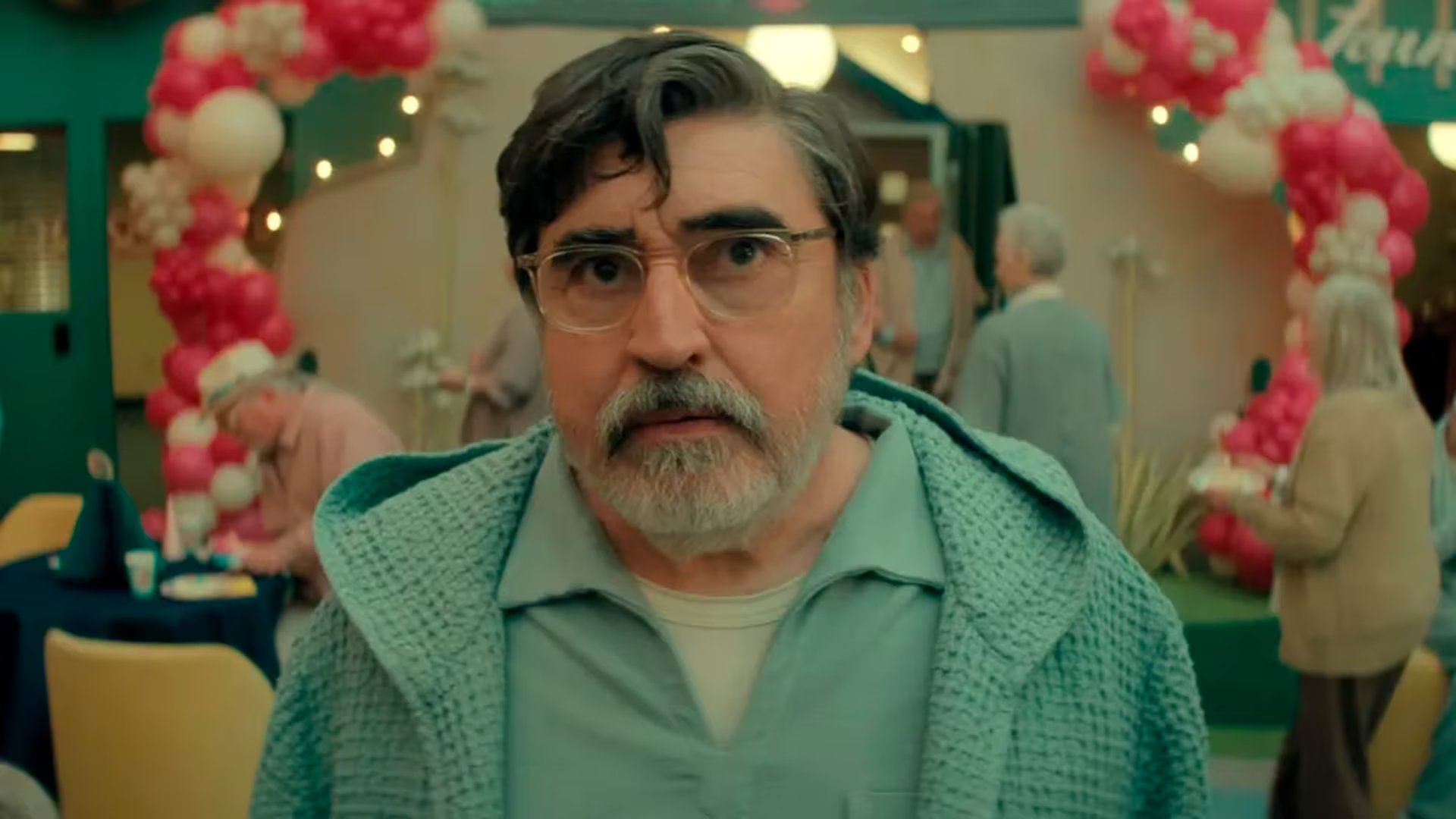 Alfred Molina interpreta a Sam Cooper. Su cara muestra lo poco que le divierte la fiesta en el condominio 'The Boroughs' (Netflix)