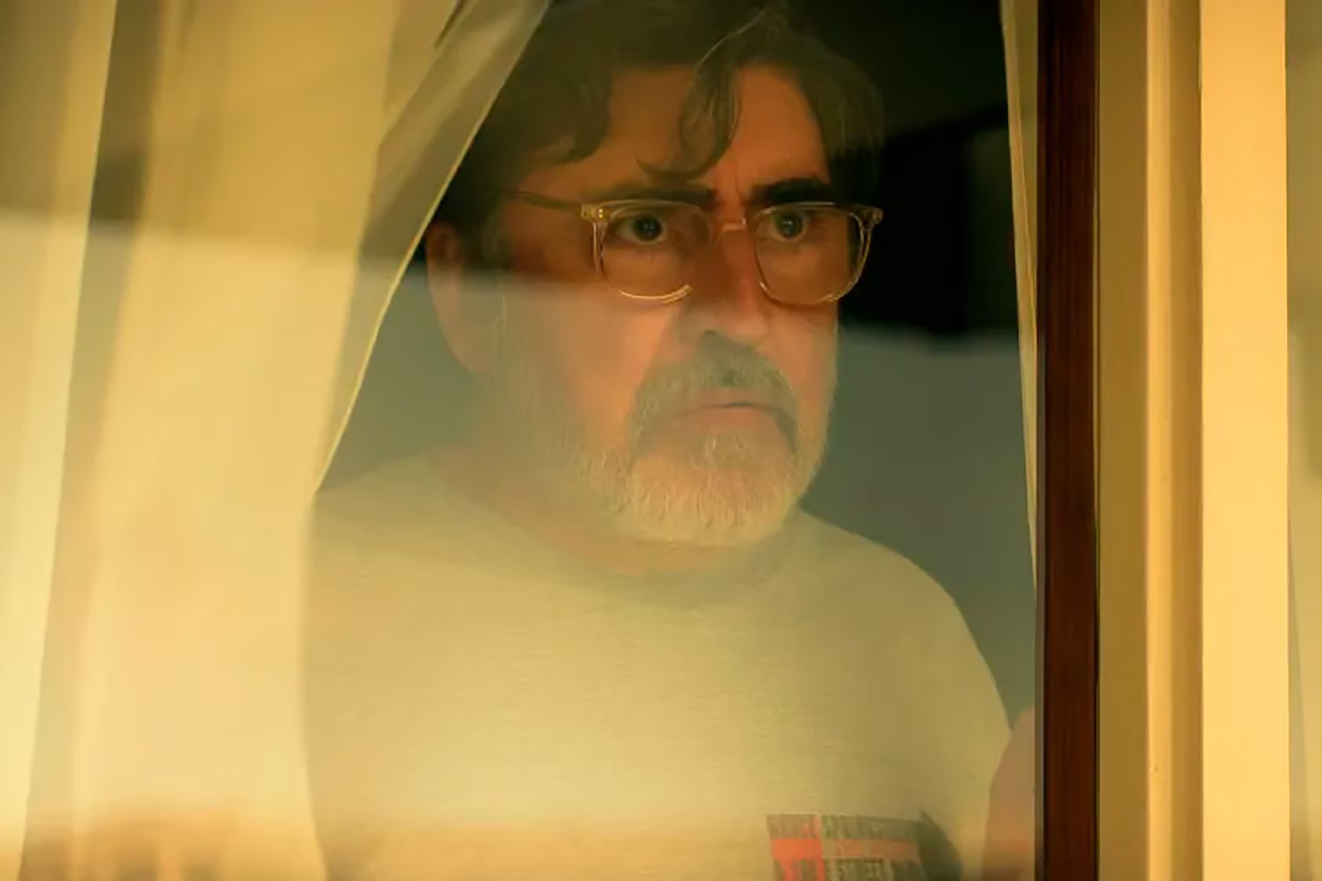 El aclamado actor Alfred Molina, conocido por interpretar a Doctor Octopus, en una escena de la serie