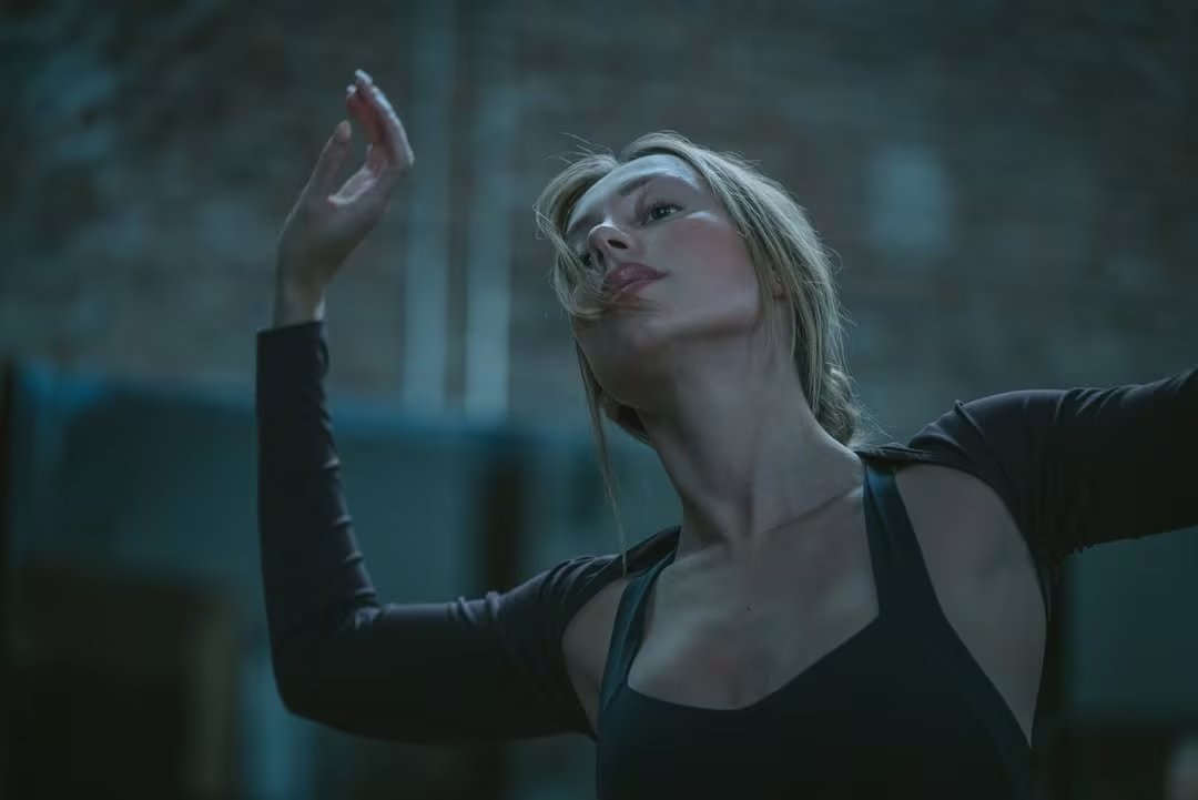 La bilogía Enfrentados de Mercedes Ron llega al cine con una historia de romance y tensión en Nueva York - ((Prime Video))