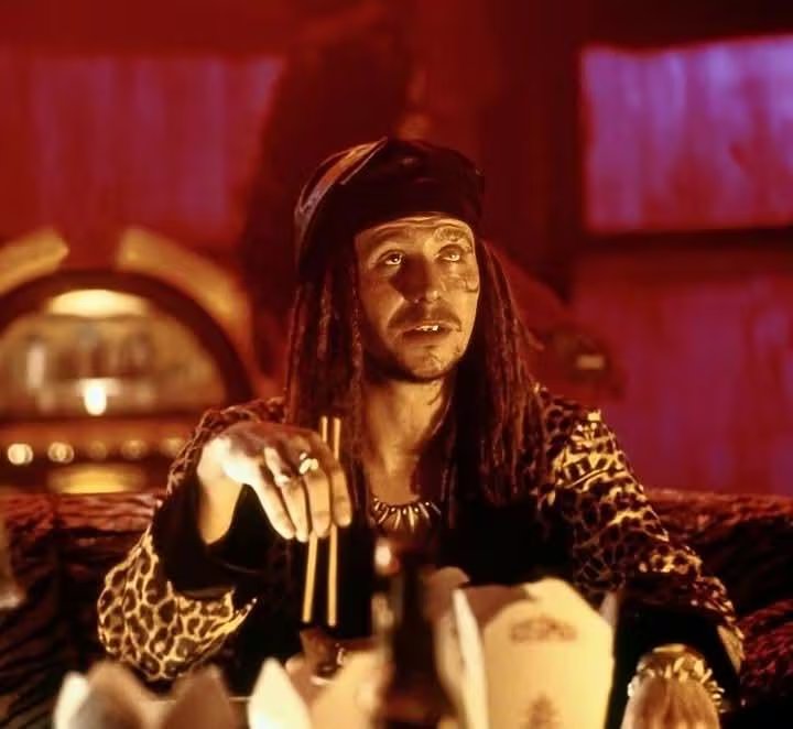 Jennifer Lopez quedó especialmente cautivada por el extravagante personaje de Gary Oldman, incluyendo sus dientes dorados y sus rastas. (La Fuga), película dirigida por Quentin Tarantino (IMDb)
