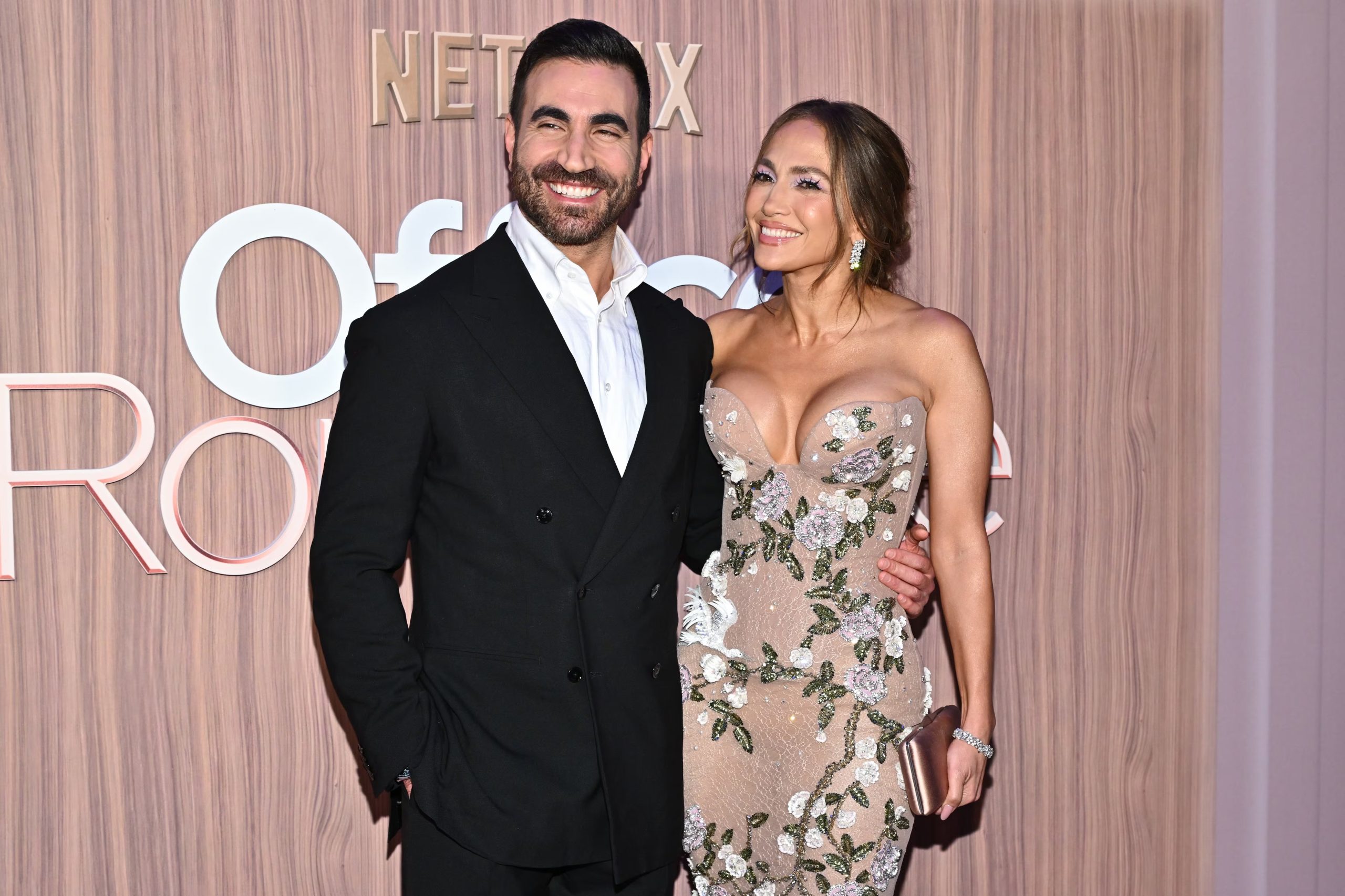 La actriz y el comediante han negado estar en una relación y aseguran que su química se debe a su trabajo en Office Romance. (Photo by Evan Agostini/Invision/AP)