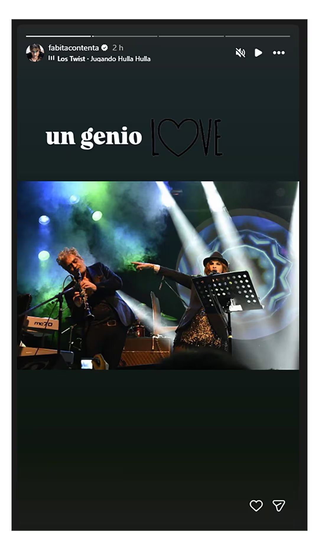 Fabiana Cantilo y Daniel Melingo interpretan música en vivo sobre un escenario iluminado.