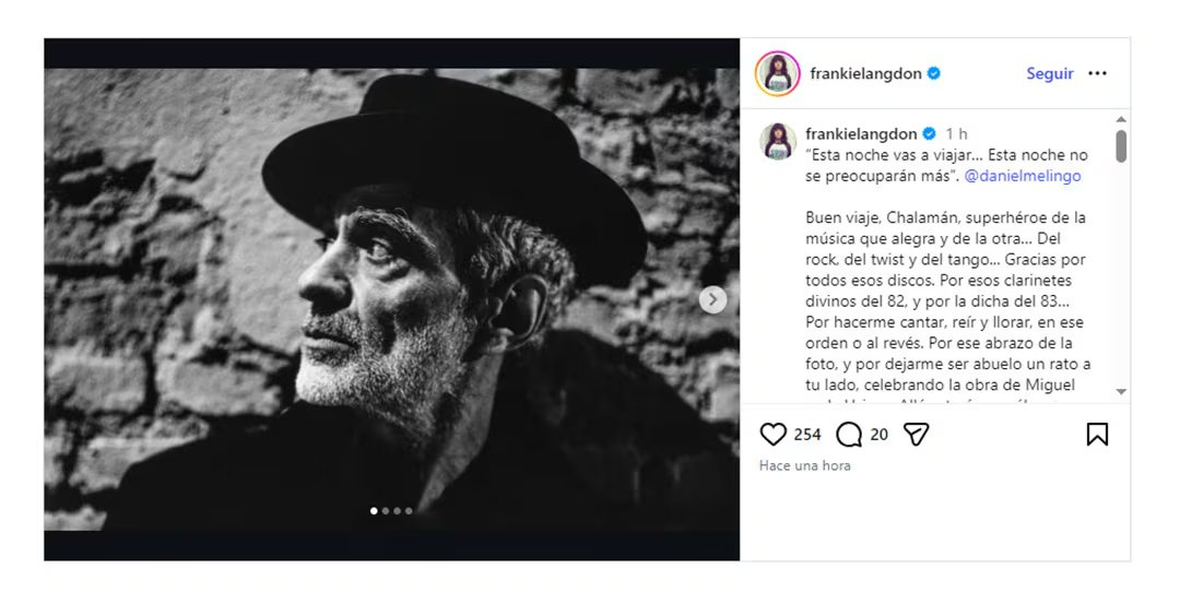El músico Daniel Melingo aparece en un retrato en blanco y negro, con sombrero, como parte de un homenaje a su trayectoria musical y artística.
