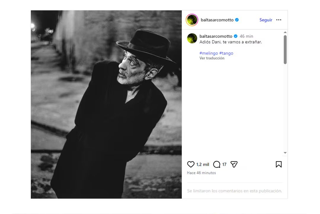 El músico Daniel Melingo, exponente del tango y el rock, posa con sombrero en un retrato en blanco y negro ambientado en un entorno urbano nocturno.