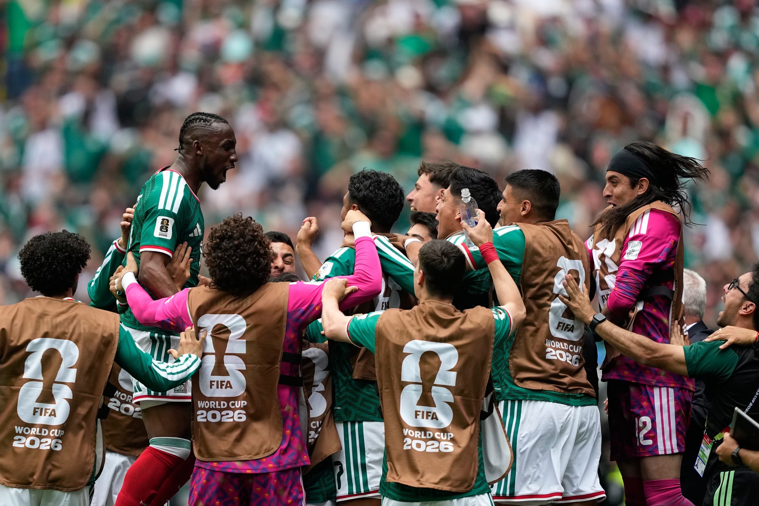 Julián Quiñones, de México (izquierda), celebra tras marcar el primer gol durante el partido de fútbol del Grupo A de la Copa Mundial entre México y Sudáfrica en la Ciudad de México, el jueves 11 de junio de 2026 - crédito AP/Natacha Pisarenko