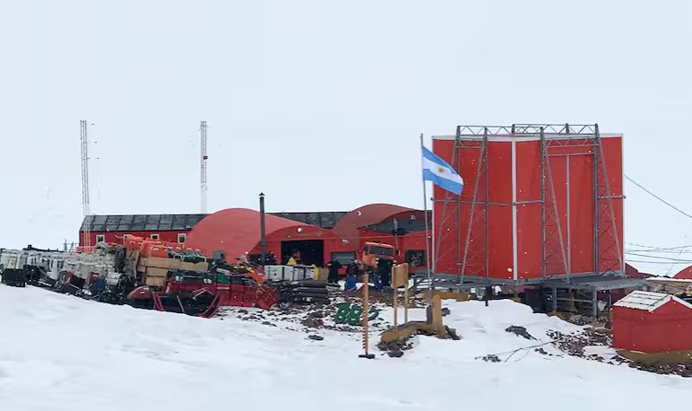 La Base Belgrano II es uno de los puntos más australes de la ciencia argentina y un laboratorio natural para el estudio del clima espacial y la atmósfera (Min de Seguridad)