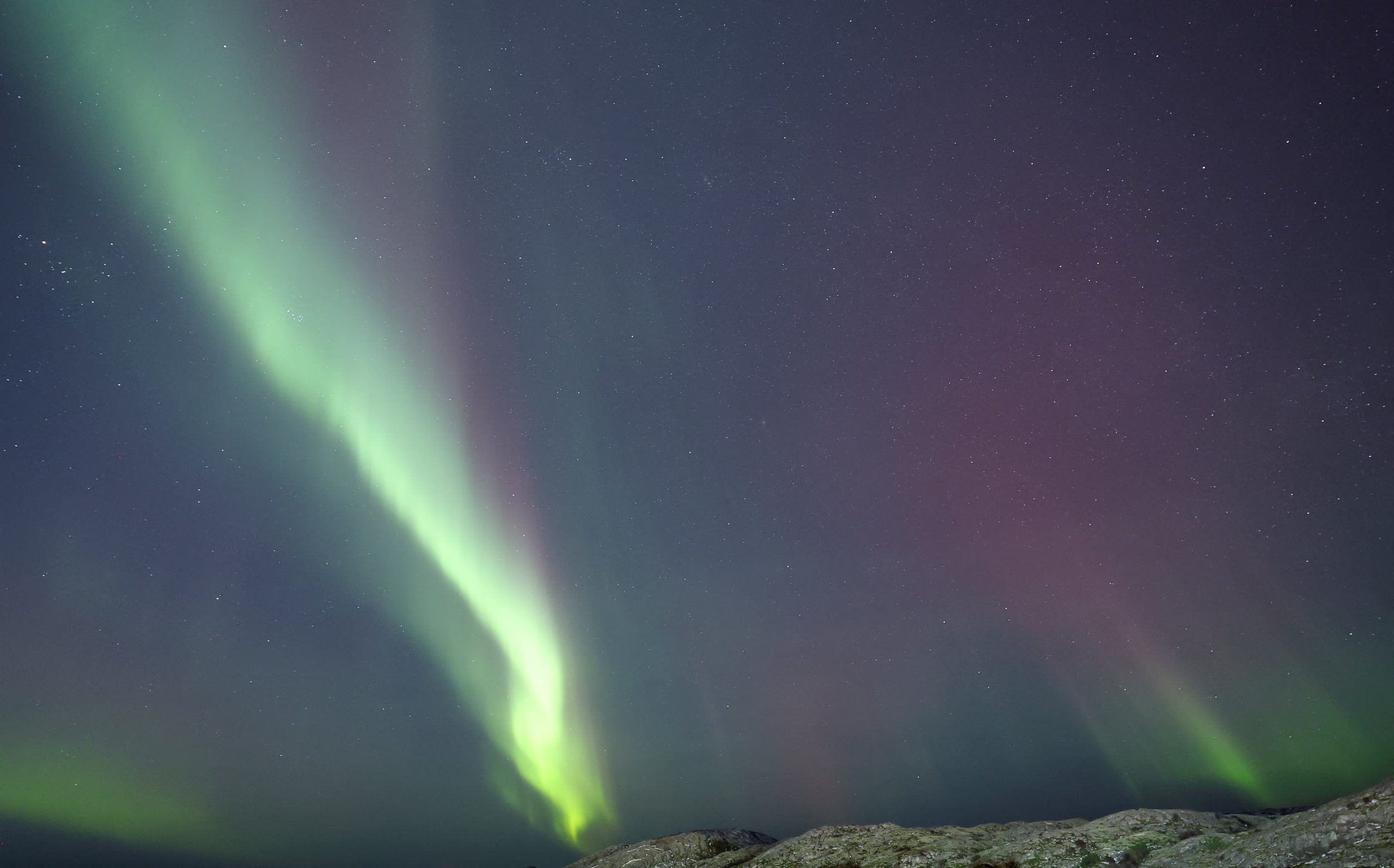 Las auroras australes pueden afectar sistemas de comunicación, navegación satelital y redes eléctricas en el mundo durante tormentas geomagnéticas intensas ( REUTERS/Andrew Boyers)