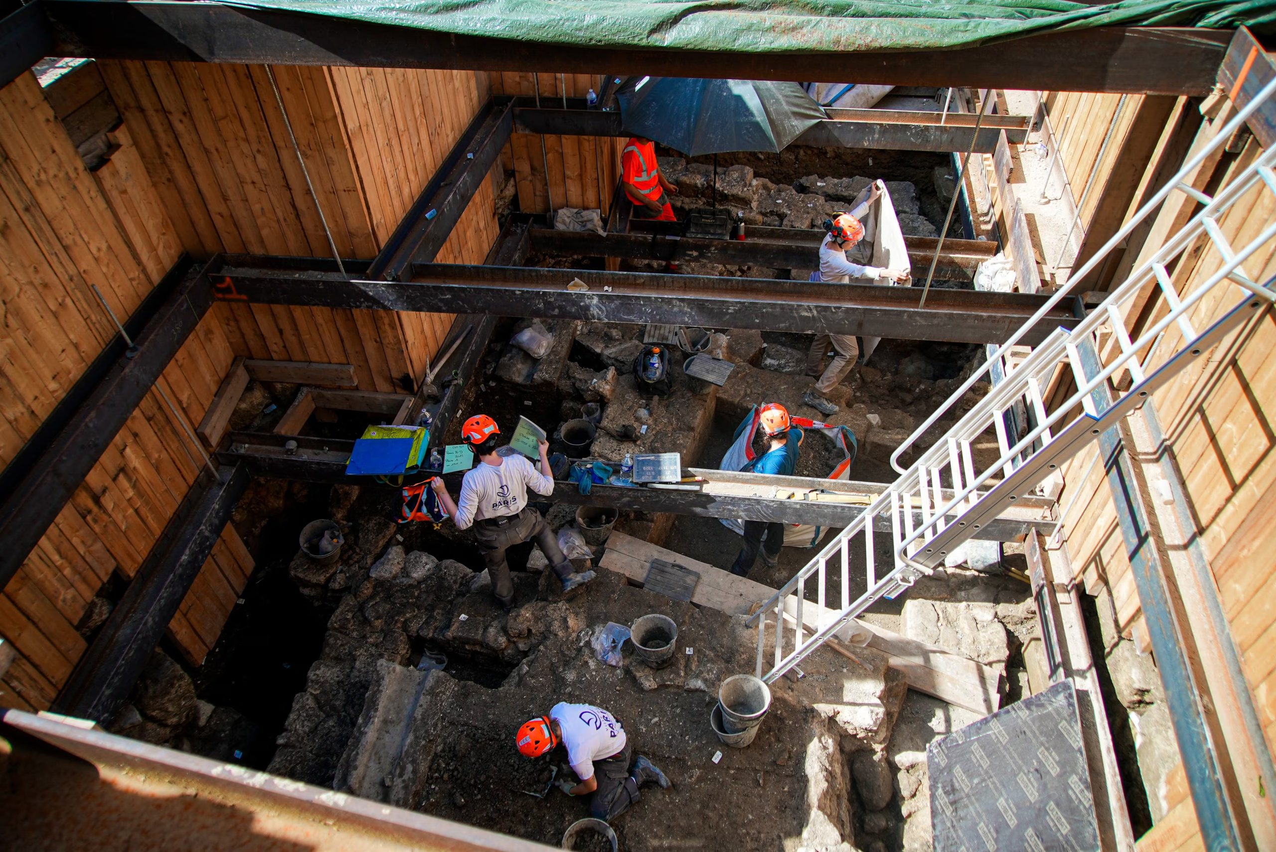 Trabajadores arqueológicos excavan a 4 metros de profundidad frente a la catedral de Notre Dame, en París, el 1 de junio de 2026. A esa profundidad, el equipo encuentra vestigios del París romano de los siglos IV y V. (AP Photo/Nicolas Garriga)