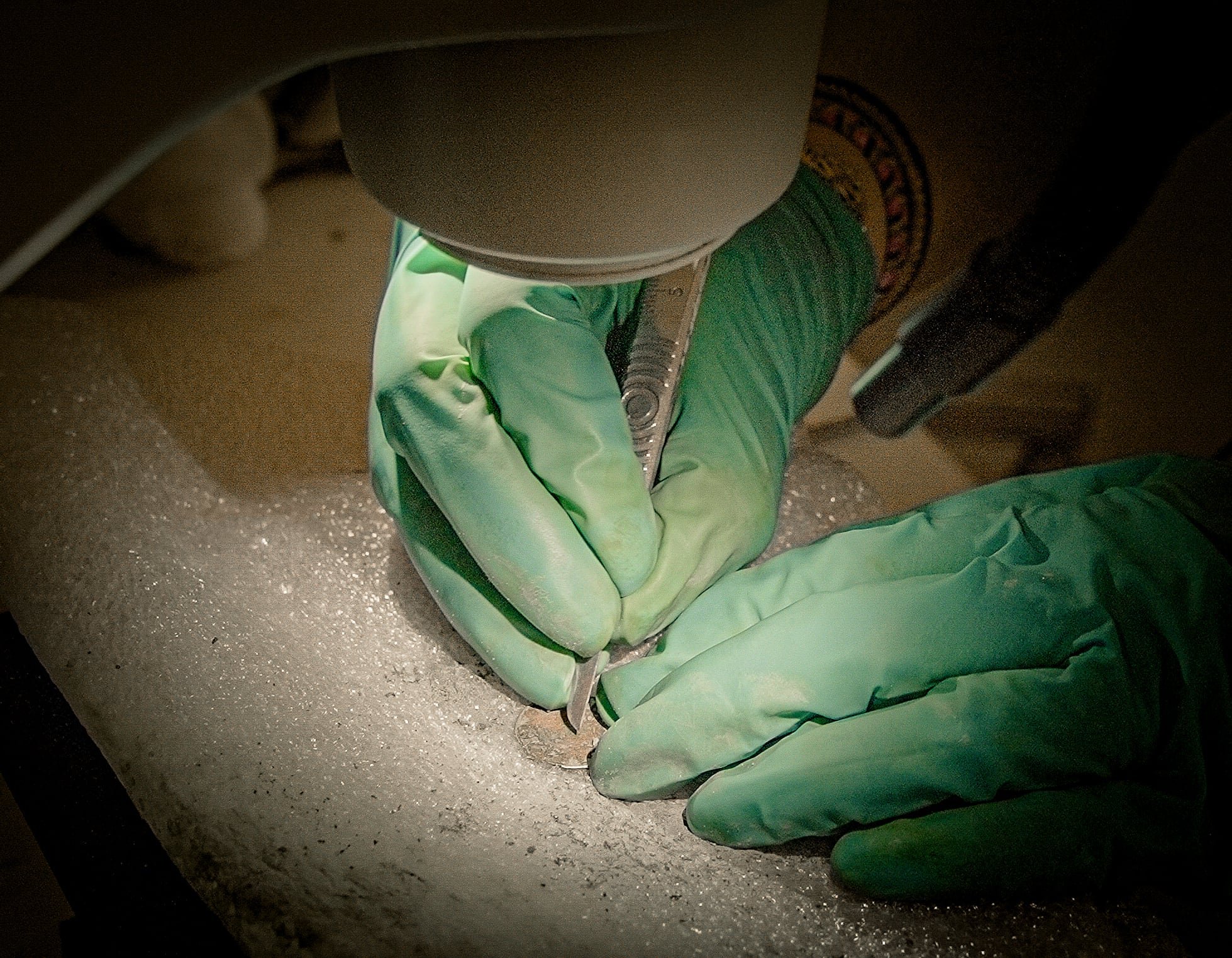 La arqueóloga Lucie Altenburg examina bajo el microscopio una moneda hallada en las excavaciones frente a Notre Dame, en París, el 1 de junio de 2026. Bajo rayos X, las monedas corroídas revelaron el rostro del emperador romano Constantino, del siglo IV d. C. (AP Photo/Nicolas Garriga)