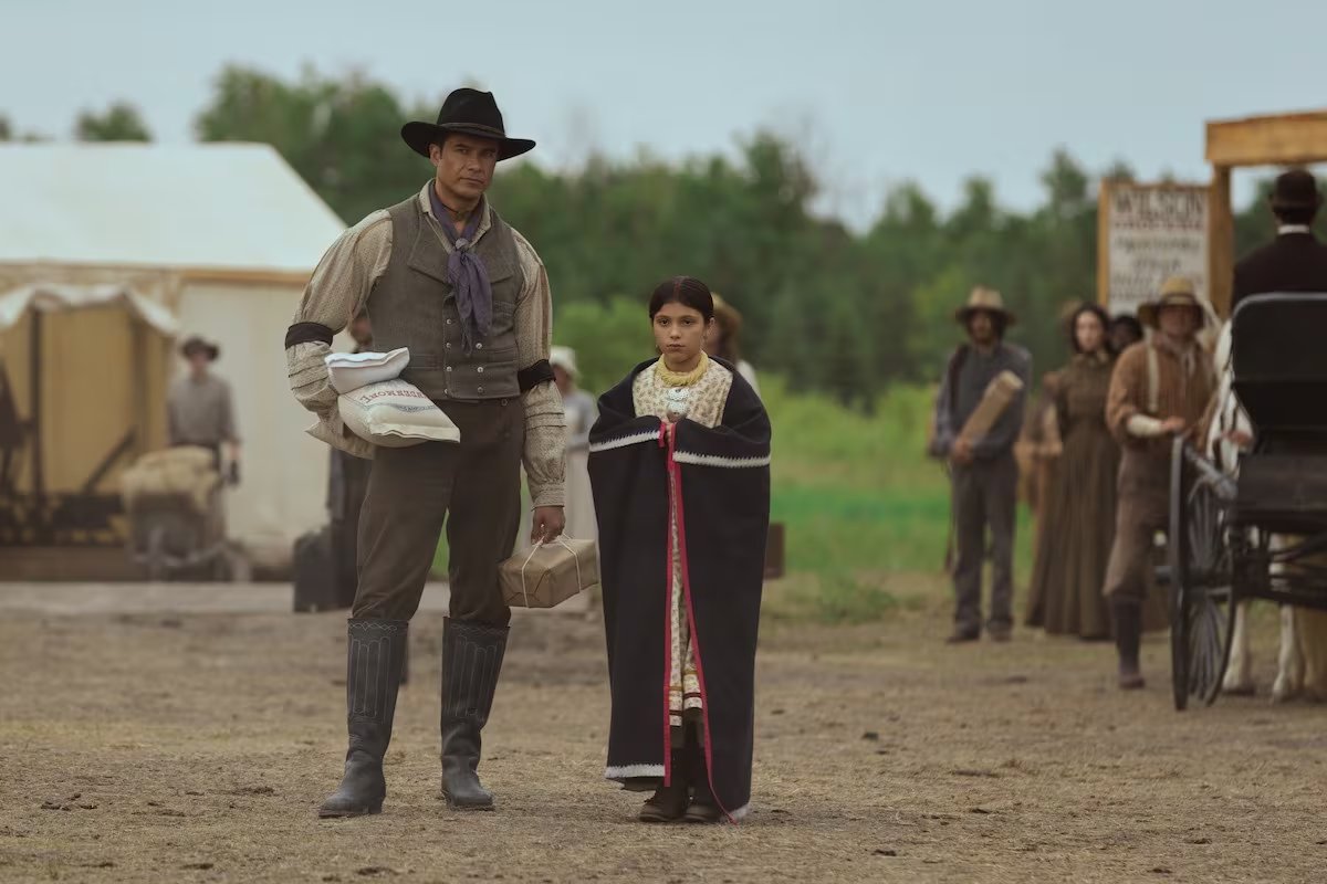 Meegwun Fairbrother y Wren Zhawenim Gotts interpretan a Mitchell y Good Eagle, una familia osage que cruzará su camino con los Ingalls. (Créditos: Netflix Tudum)