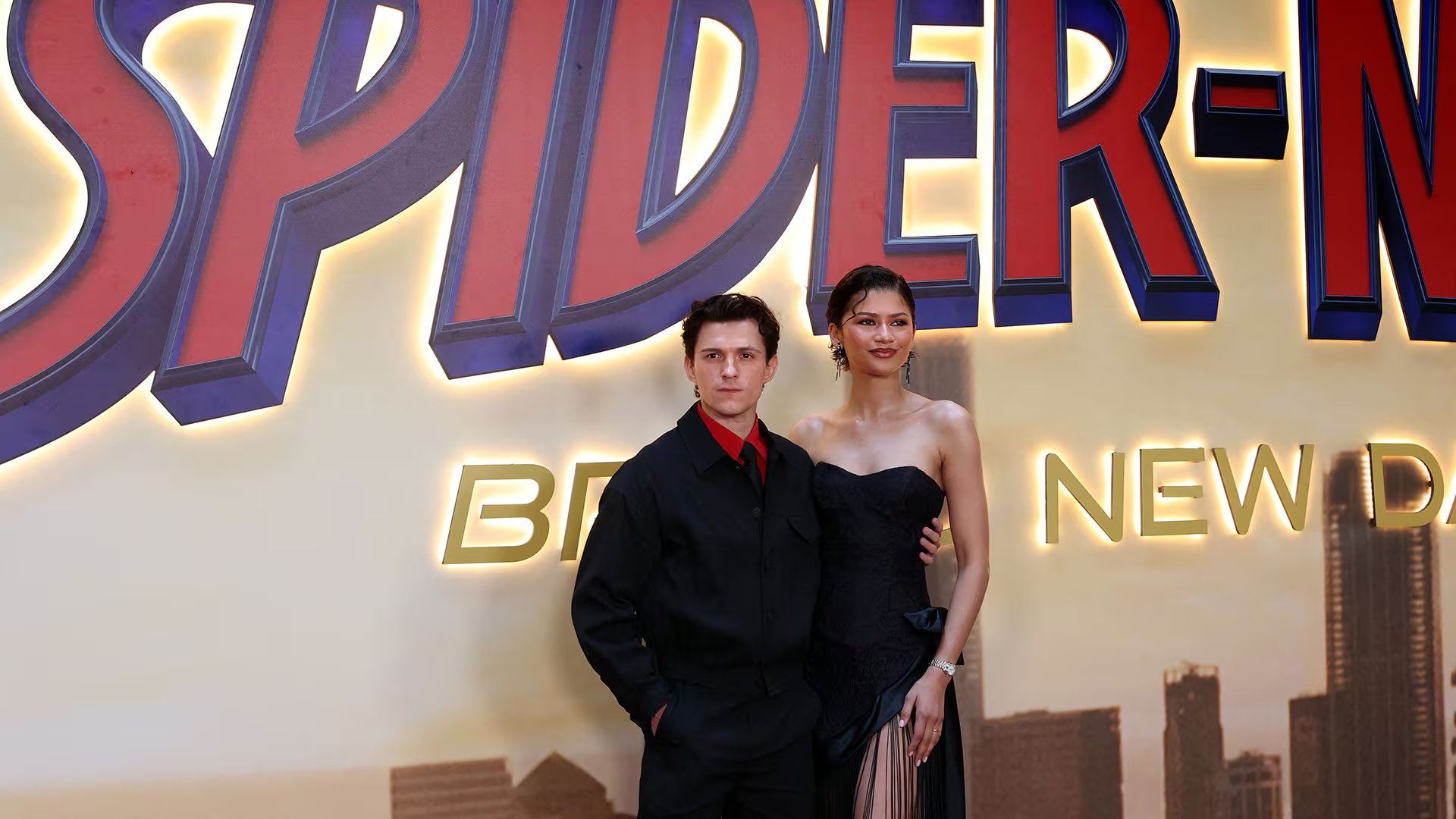 Zendaya y Tom Holland posan juntos en la premiere de Spider-Man: Brand New Day (Photo by Thomas COEX / AFP)