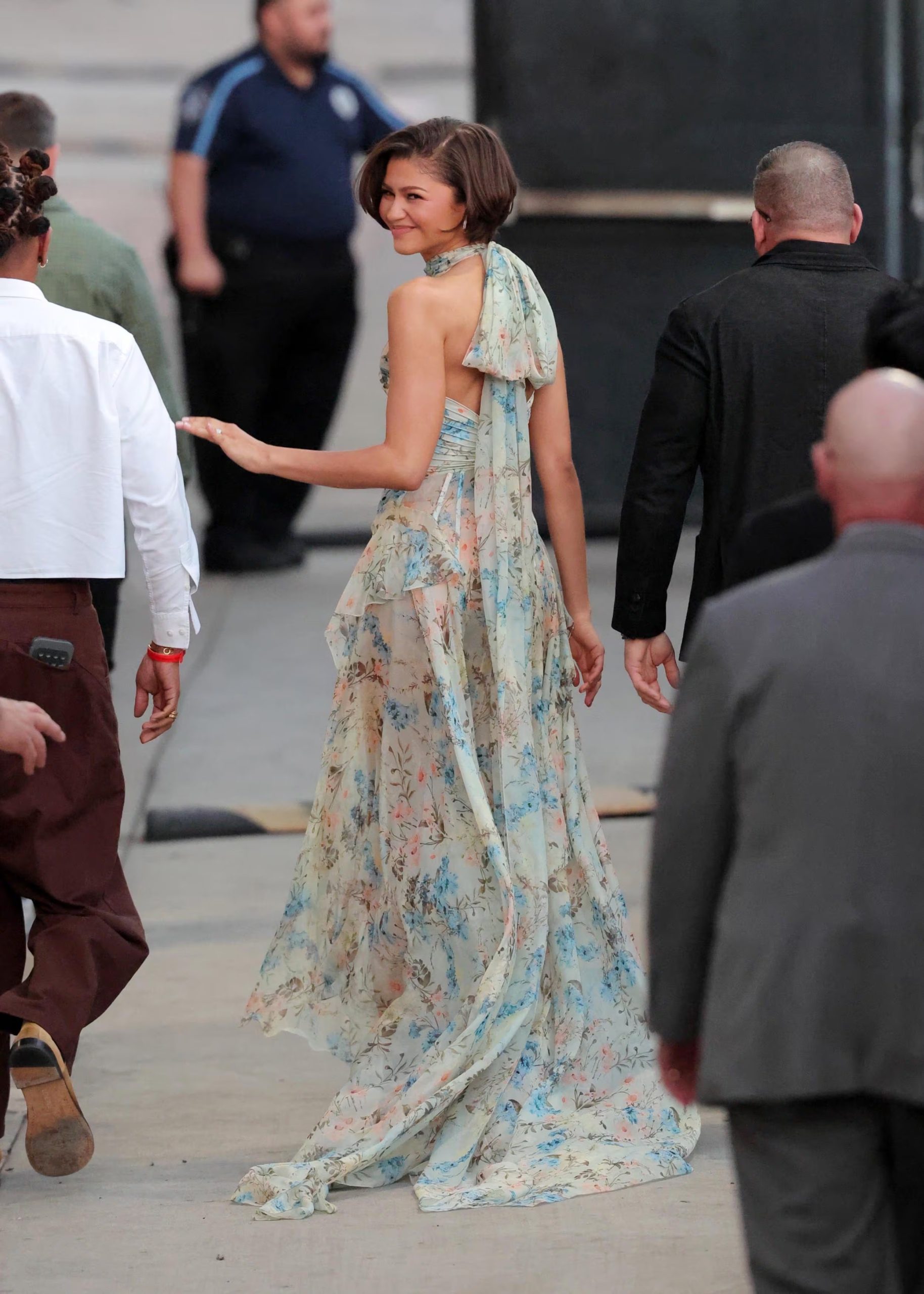 Un vestido de gasa floral translúcida en tonos pastel, con escote halter y falda vaporosa, acompaña la visita de Zendaya al programa de Jimmy Kimmel (Backgrid/The Grosby Group)
