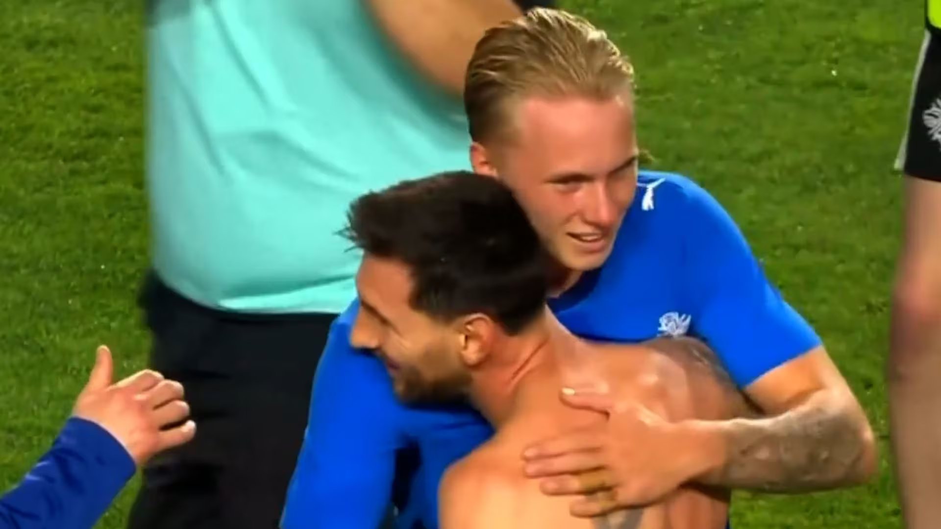 Al término del amistoso en Alabama, Gudjohnsen entró al vestuario argentino y se llevó una camiseta de Messi que estaba disponible en utilería