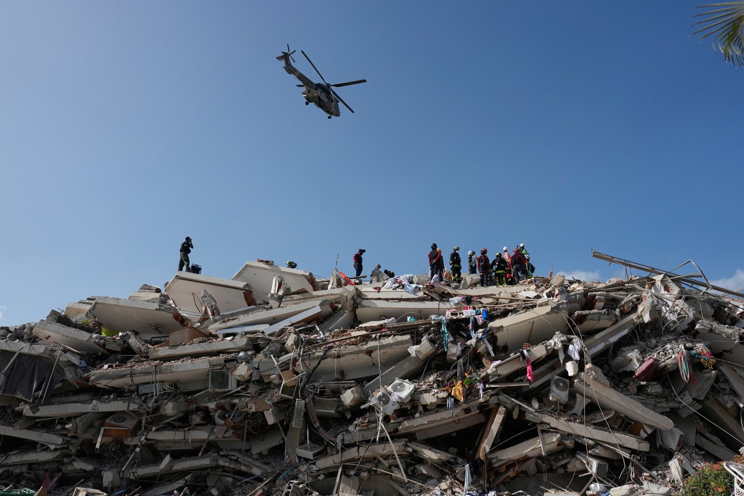 Equipos de rescate buscan entre los escombros tres días después de que terremotos azotaran Catia la Mar, Venezuela, el sábado 27 de junio de 2026 (AP/Fernando Vergara)