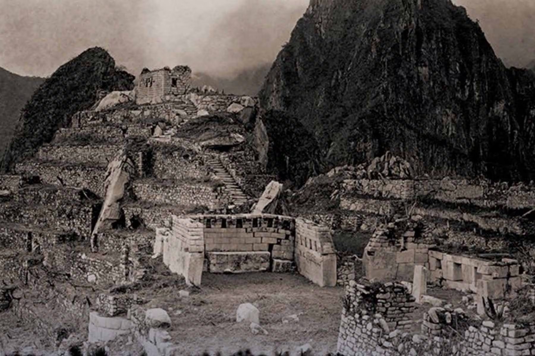 Machu Picchu se muestra parcialmente cubierta de vegetación en una imagen histórica de las primeras expediciones de Hiram Bingham, que llevó el sitio al conocimiento académico y global.