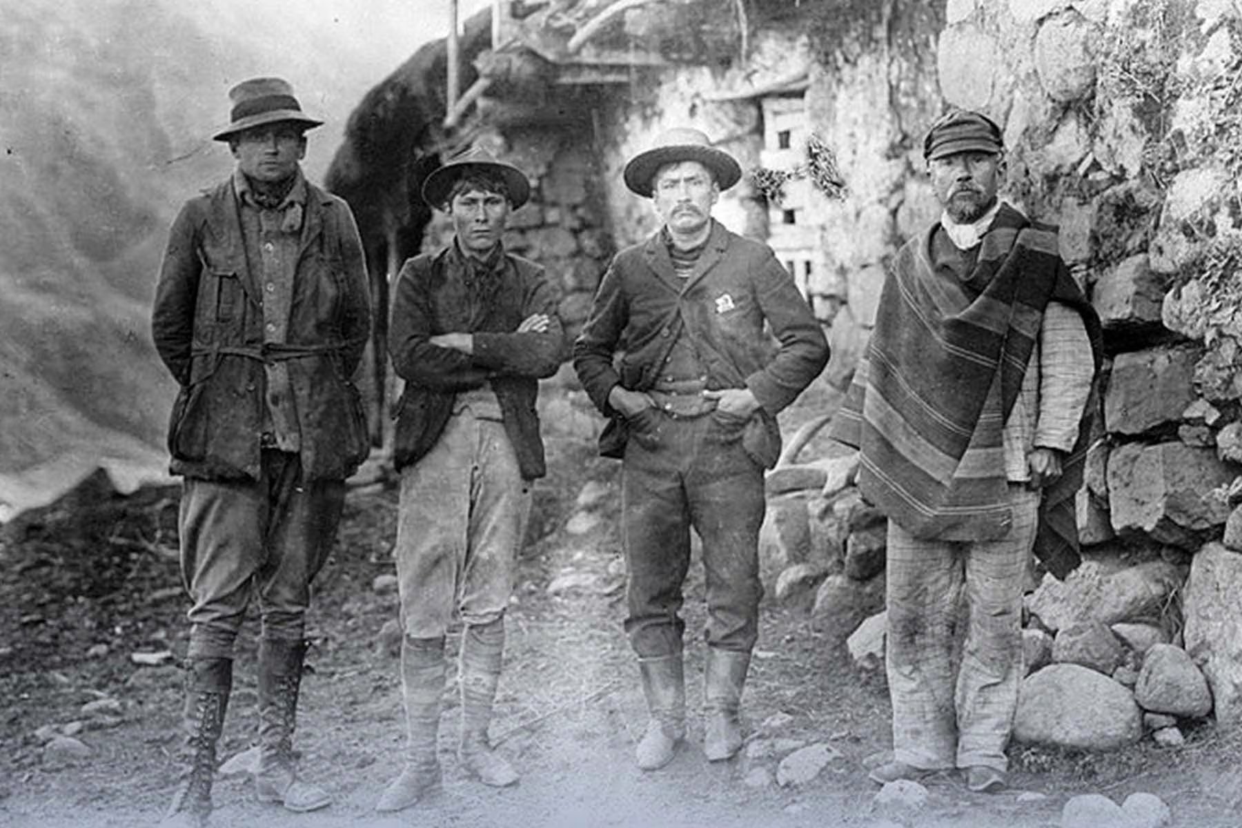 El explorador Hiram Bingham III (izquierda) junto a miembros de su expedición y guías locales en los Andes peruanos, en una imagen histórica de la campaña que reveló Machu Picchu al circuito académico mundial.